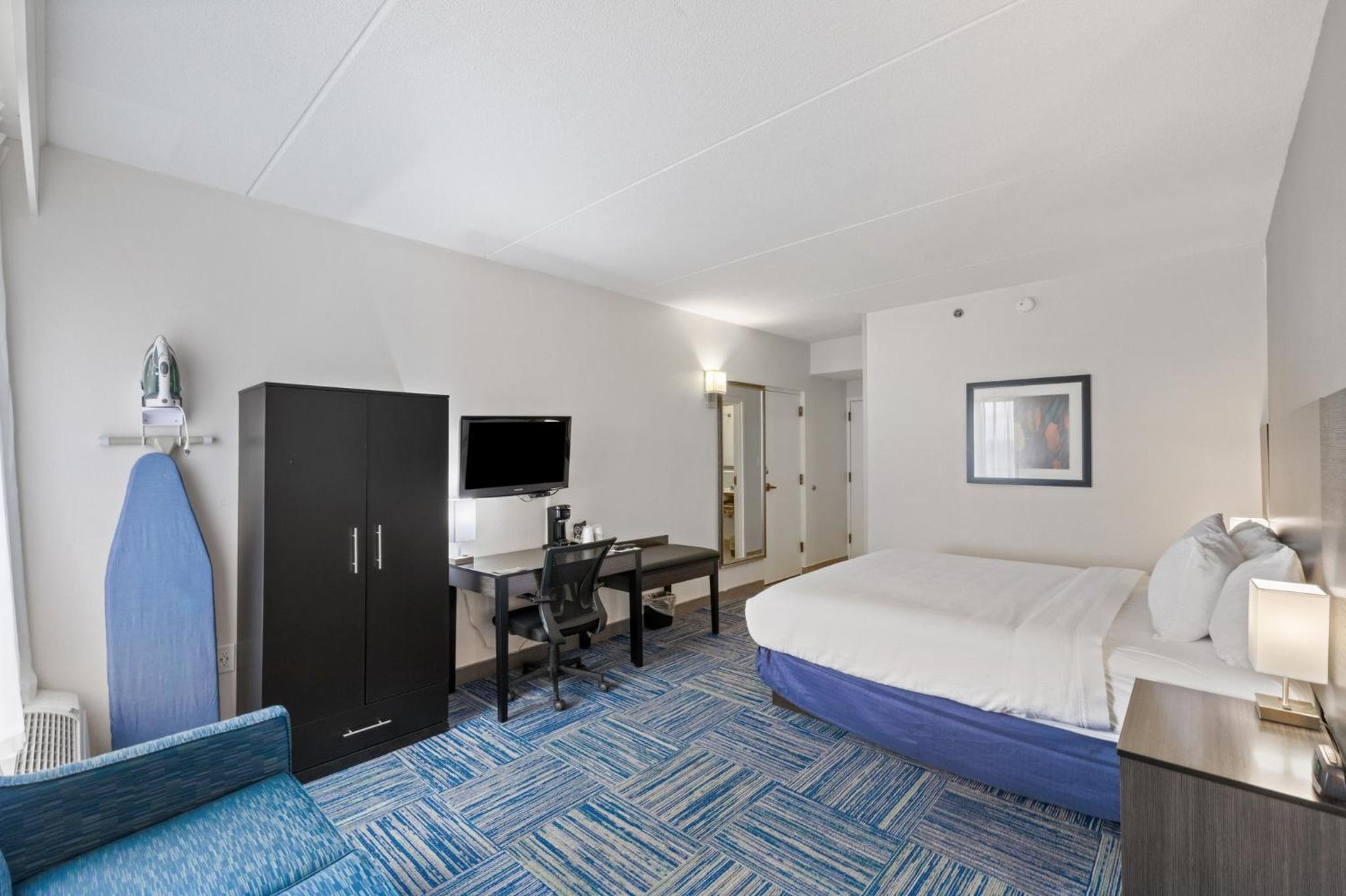 Deluxe King Room with Sofa Bed Smoke Free - Photo 4