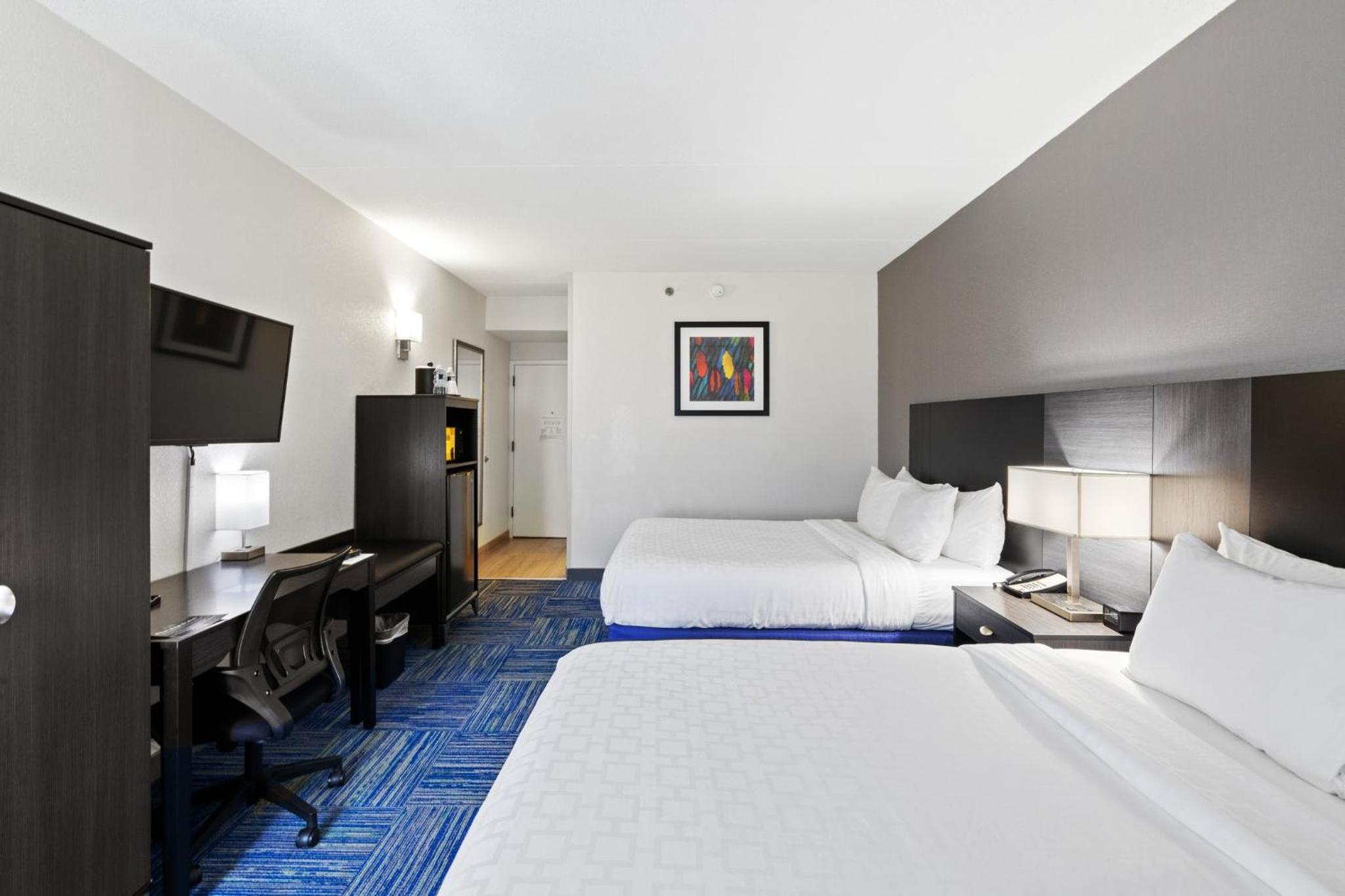 Superior Room with Two Queen Beds Smoke Free - Photo 3