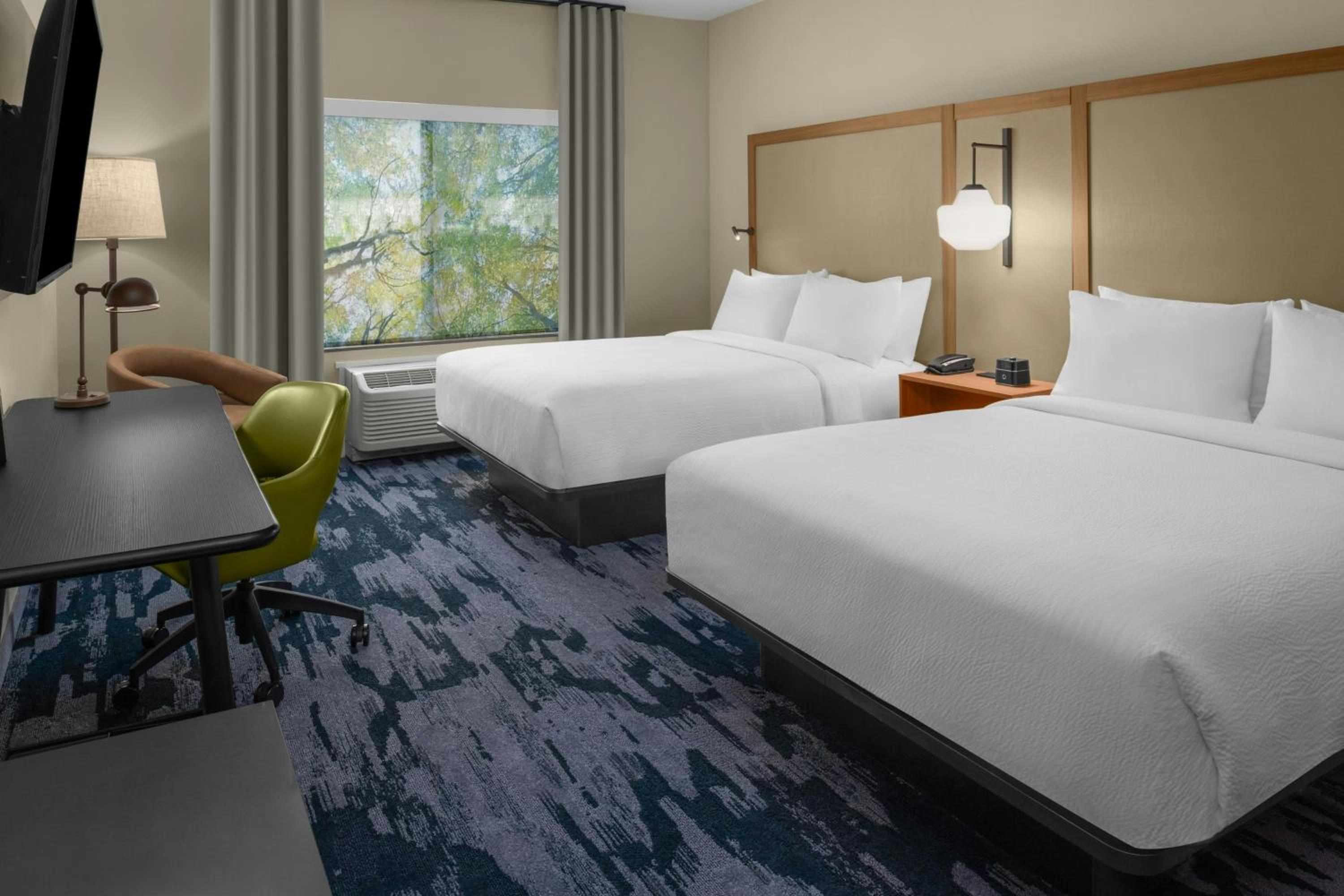 Queen Room with Two Queen Beds and Adapted Tub - Mobility Accessible - Photo 1