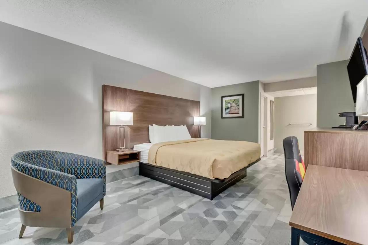 King Room - Non Smoking - Photo 4