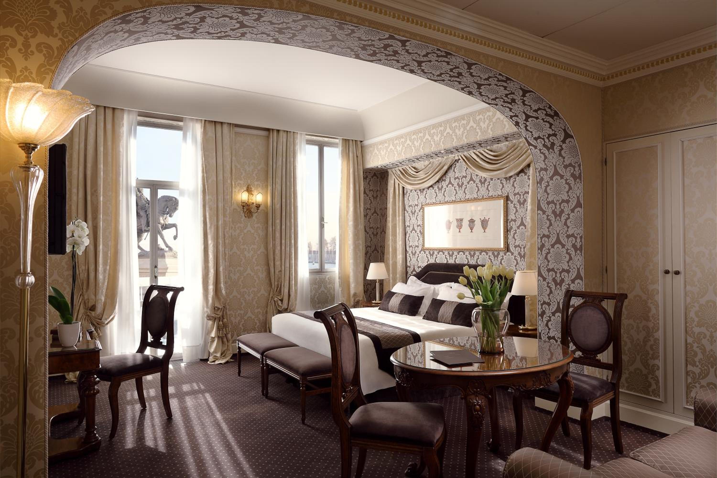 Junior Suite with Lagoon View and Balcony - Photo 2