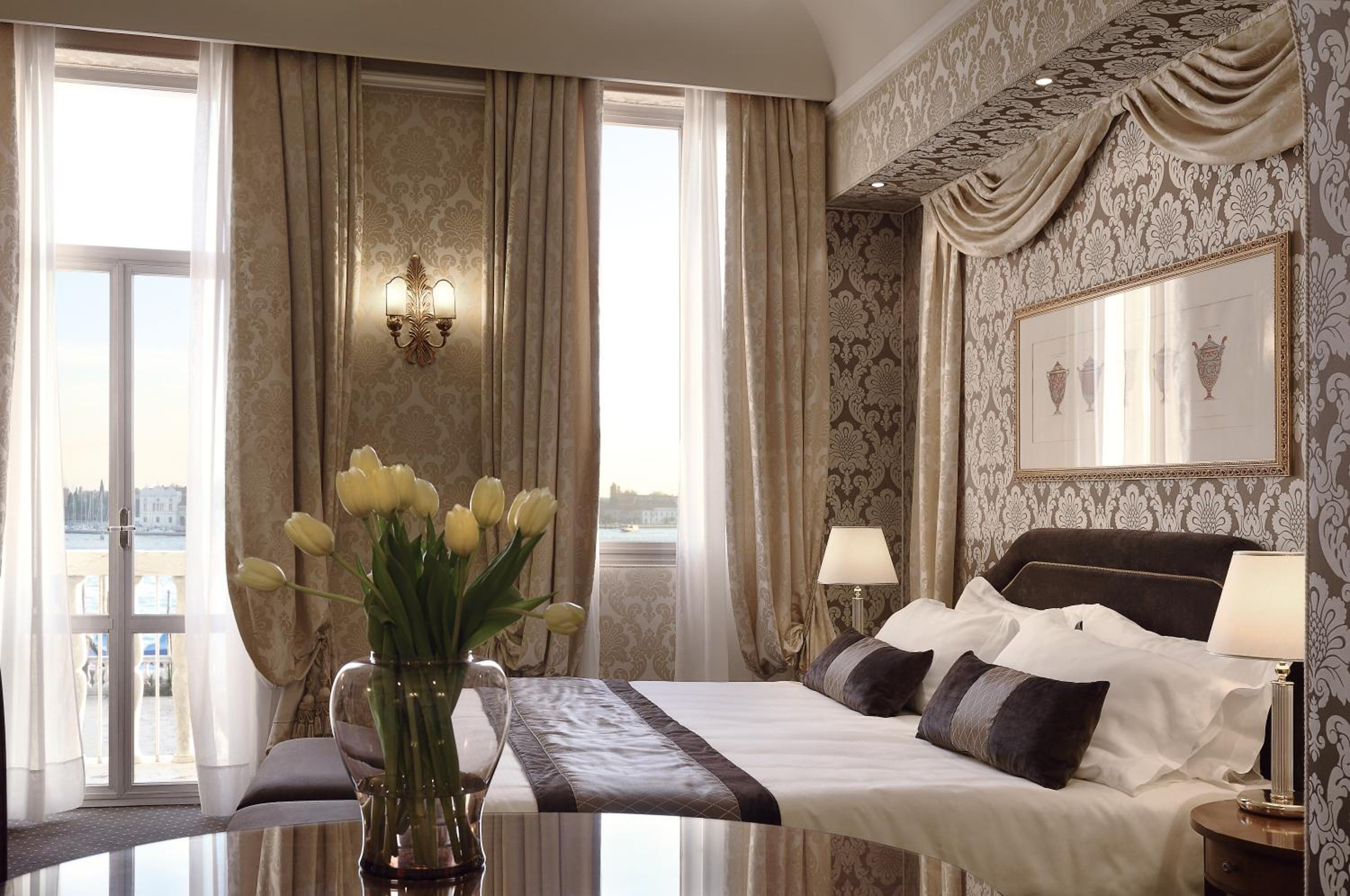 Junior Suite with Lagoon View and Balcony - Photo 10