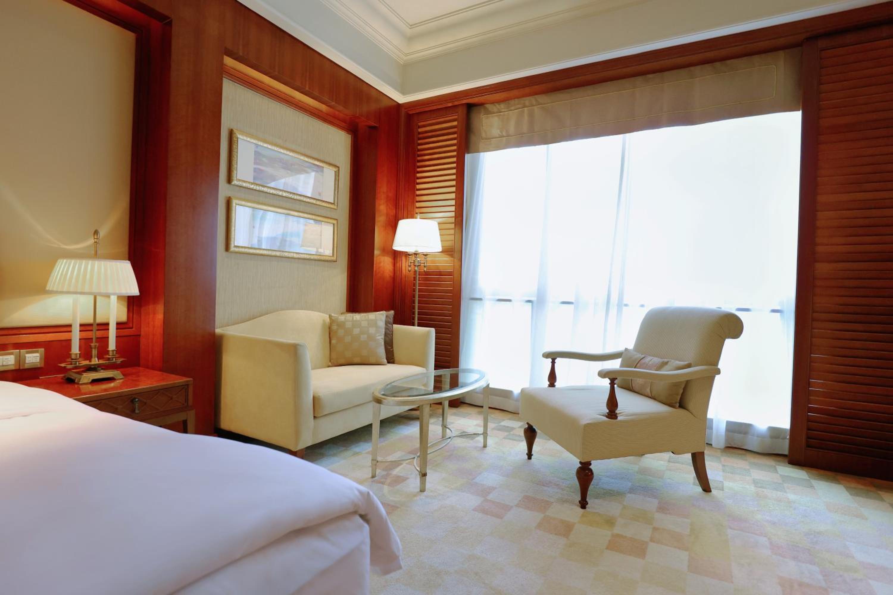 Deluxe King Room-East