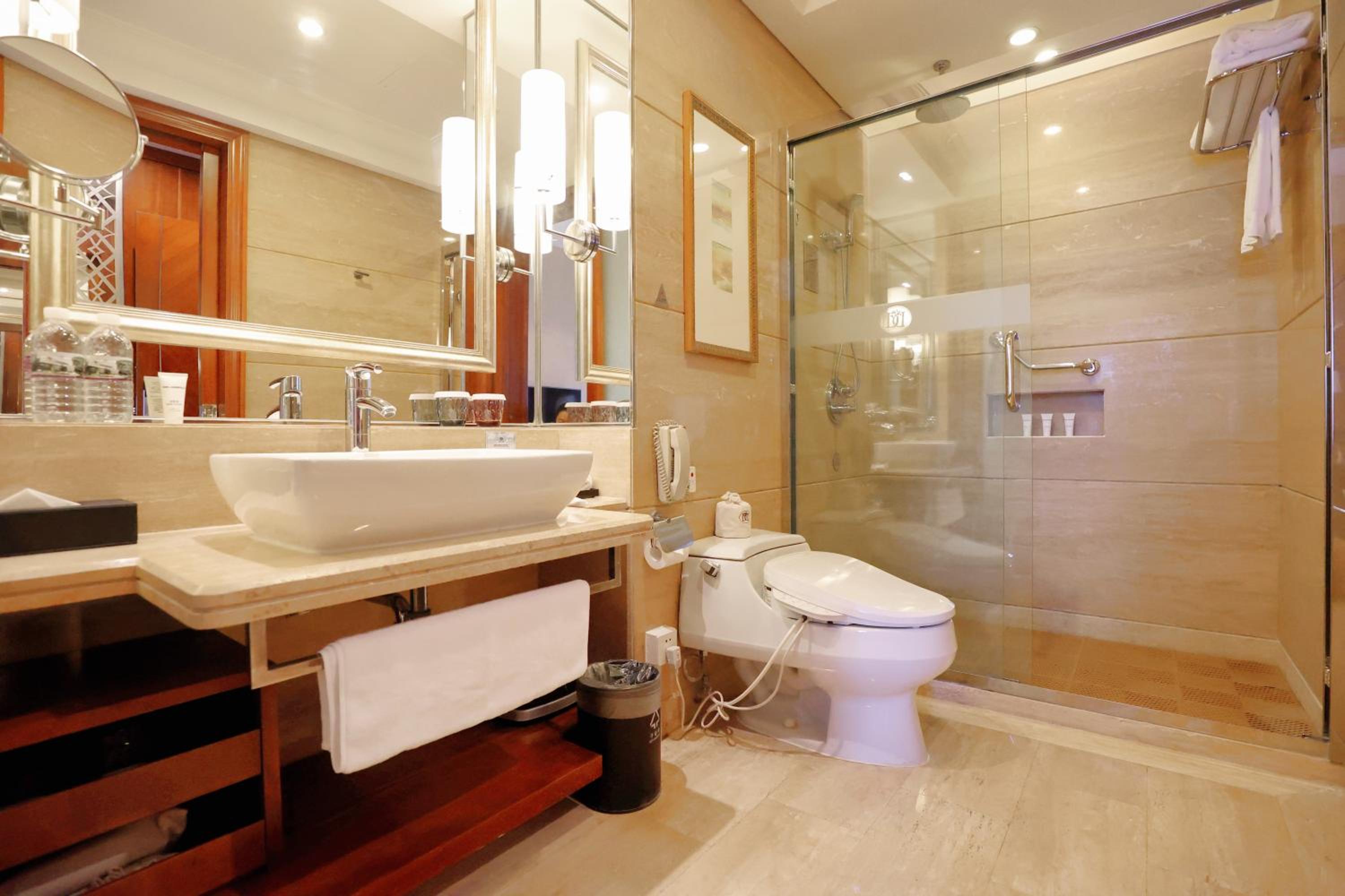 Deluxe Family Room-East