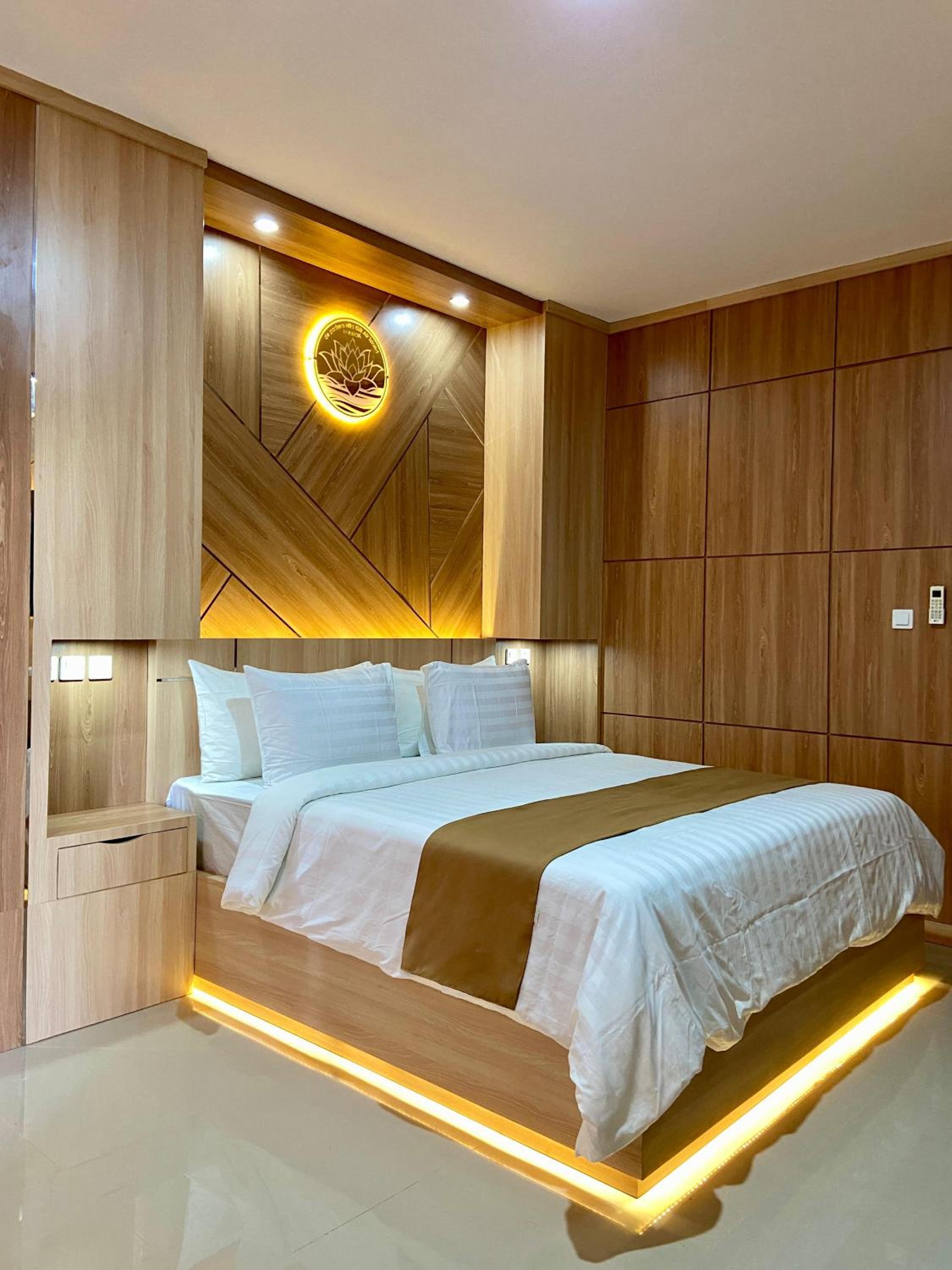 Deluxe King Room photo 1