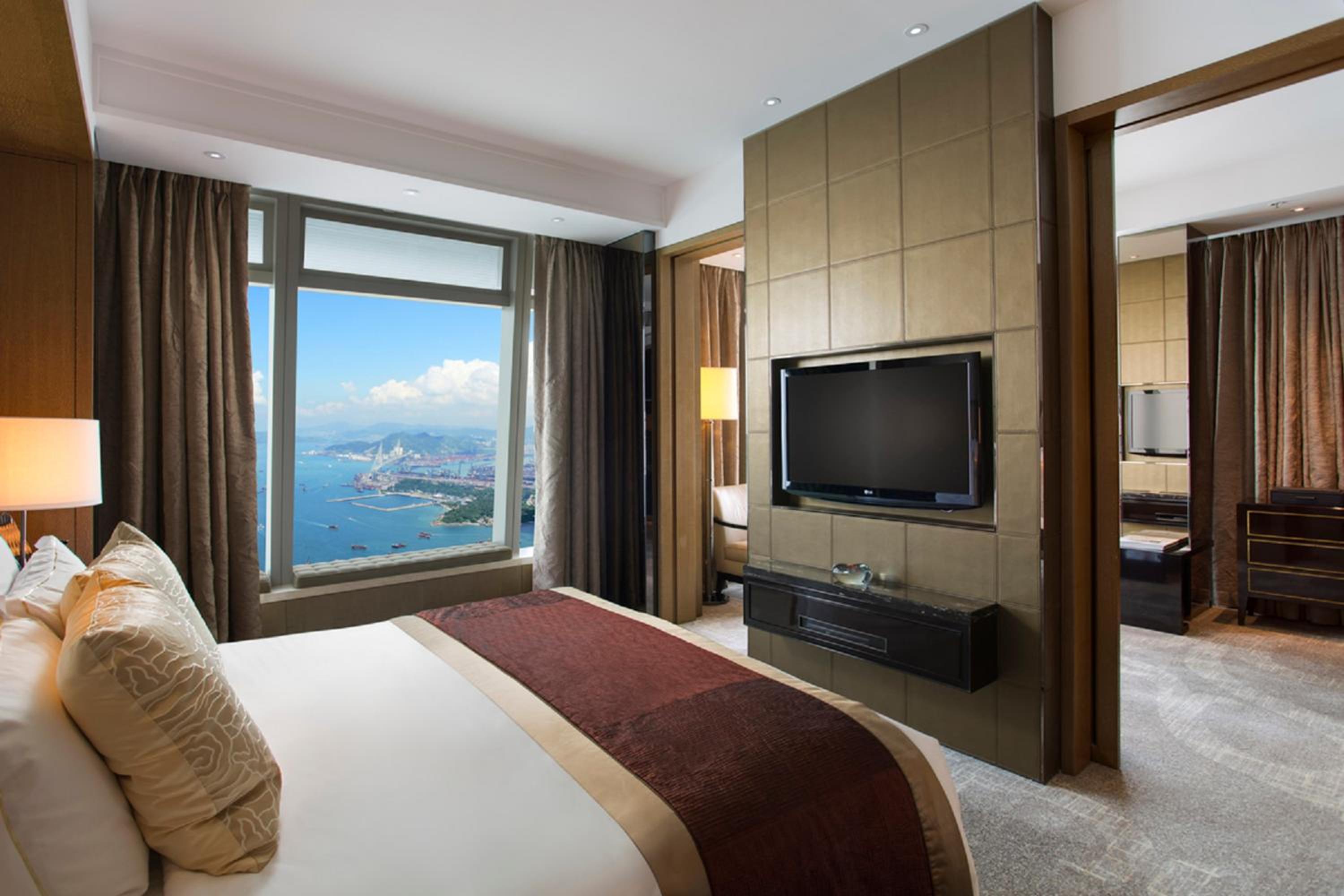 One-Bedroom Family King Suite with Club Level and Sea View