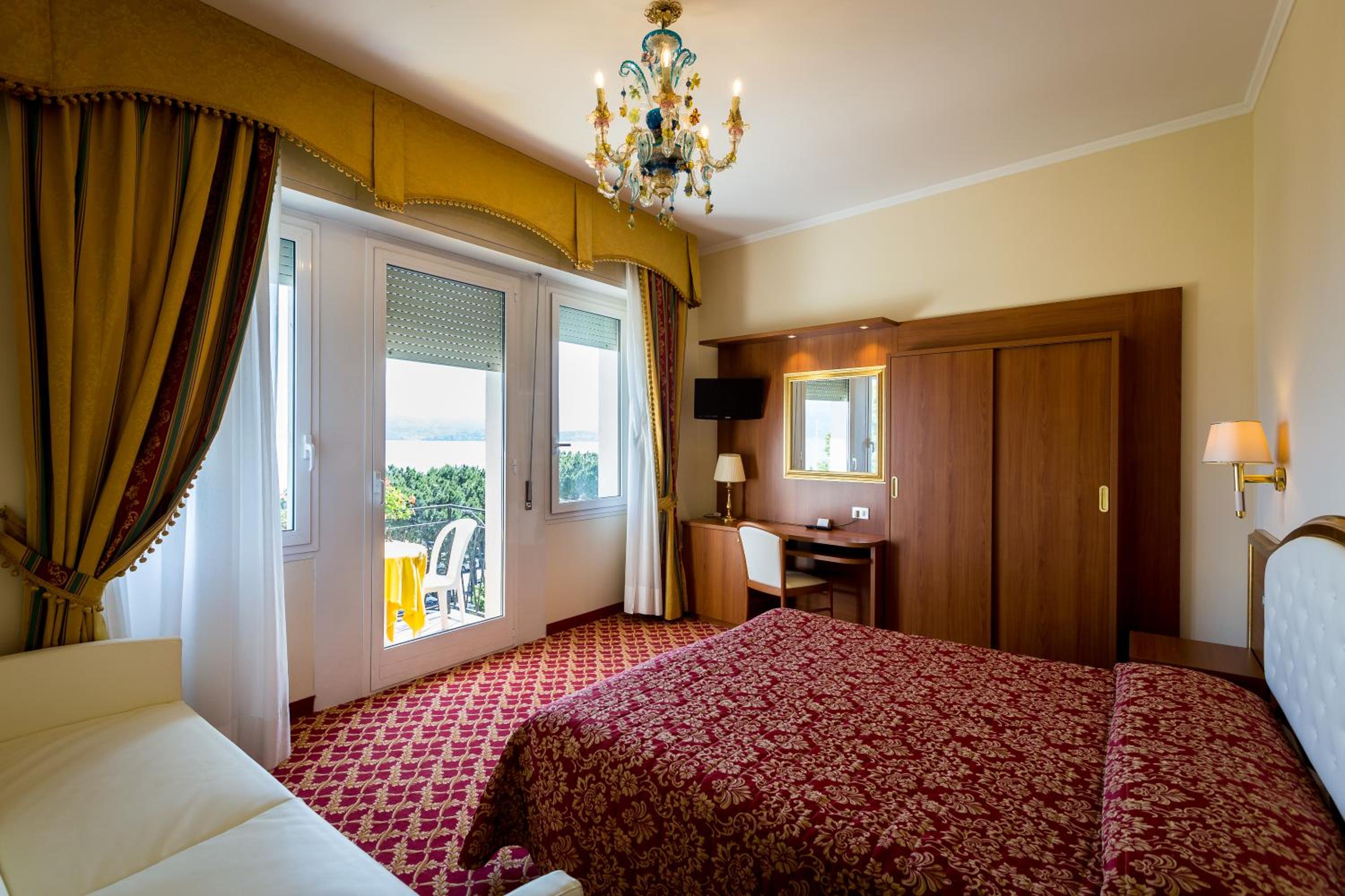 Triple Room with Lake View - Photo 2