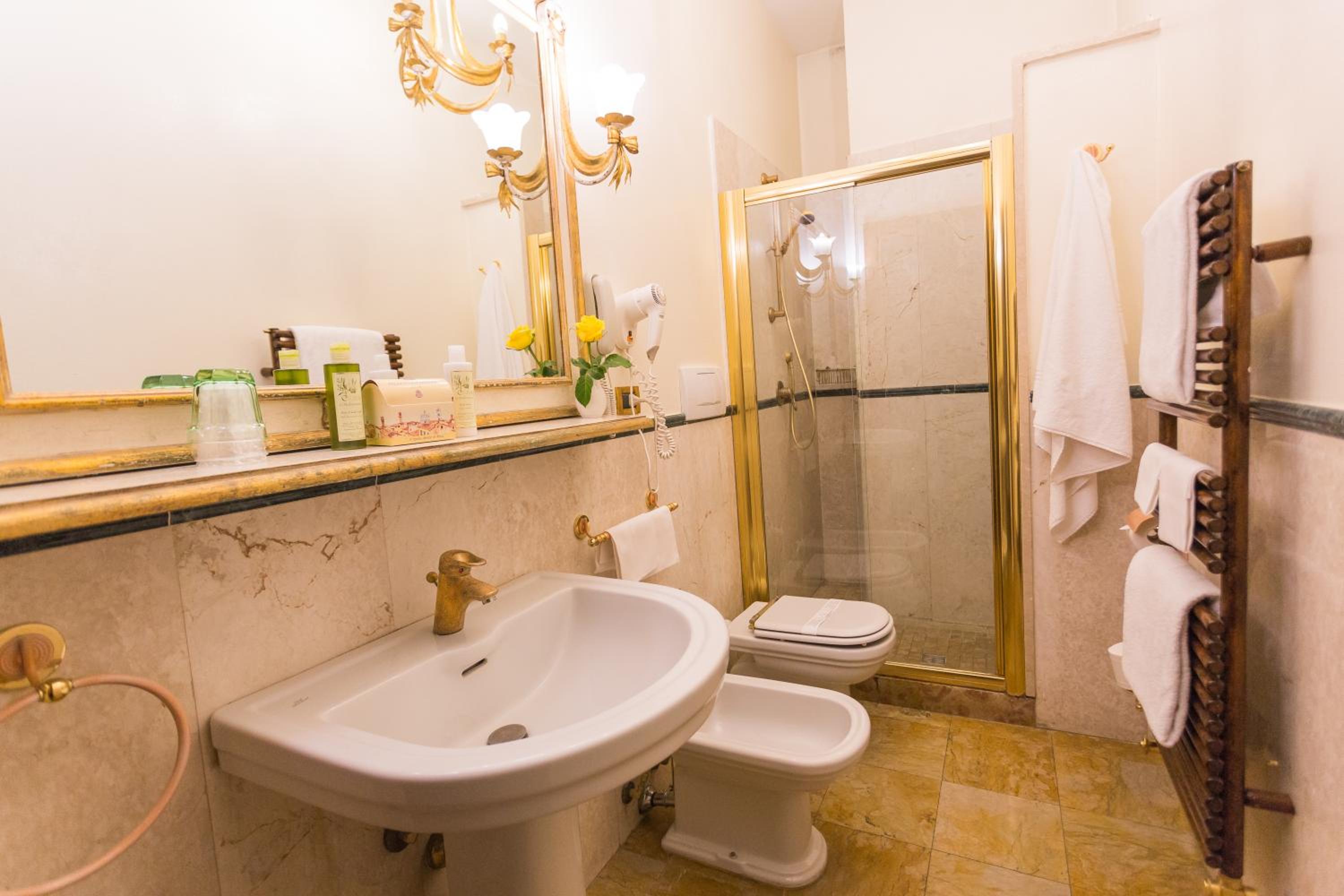 Double or Twin Room - Photo 13