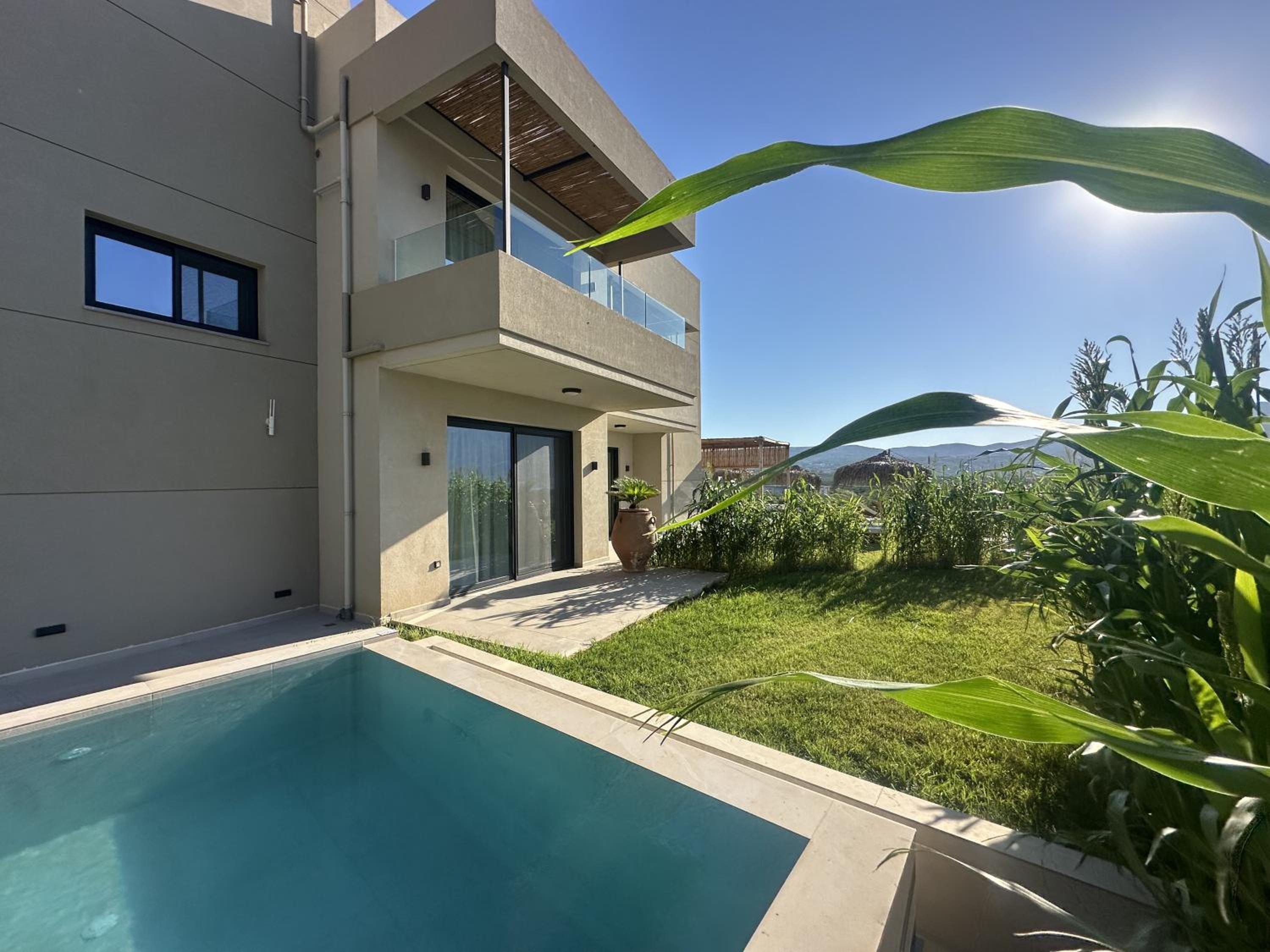 Six-Bedroom House photo 1