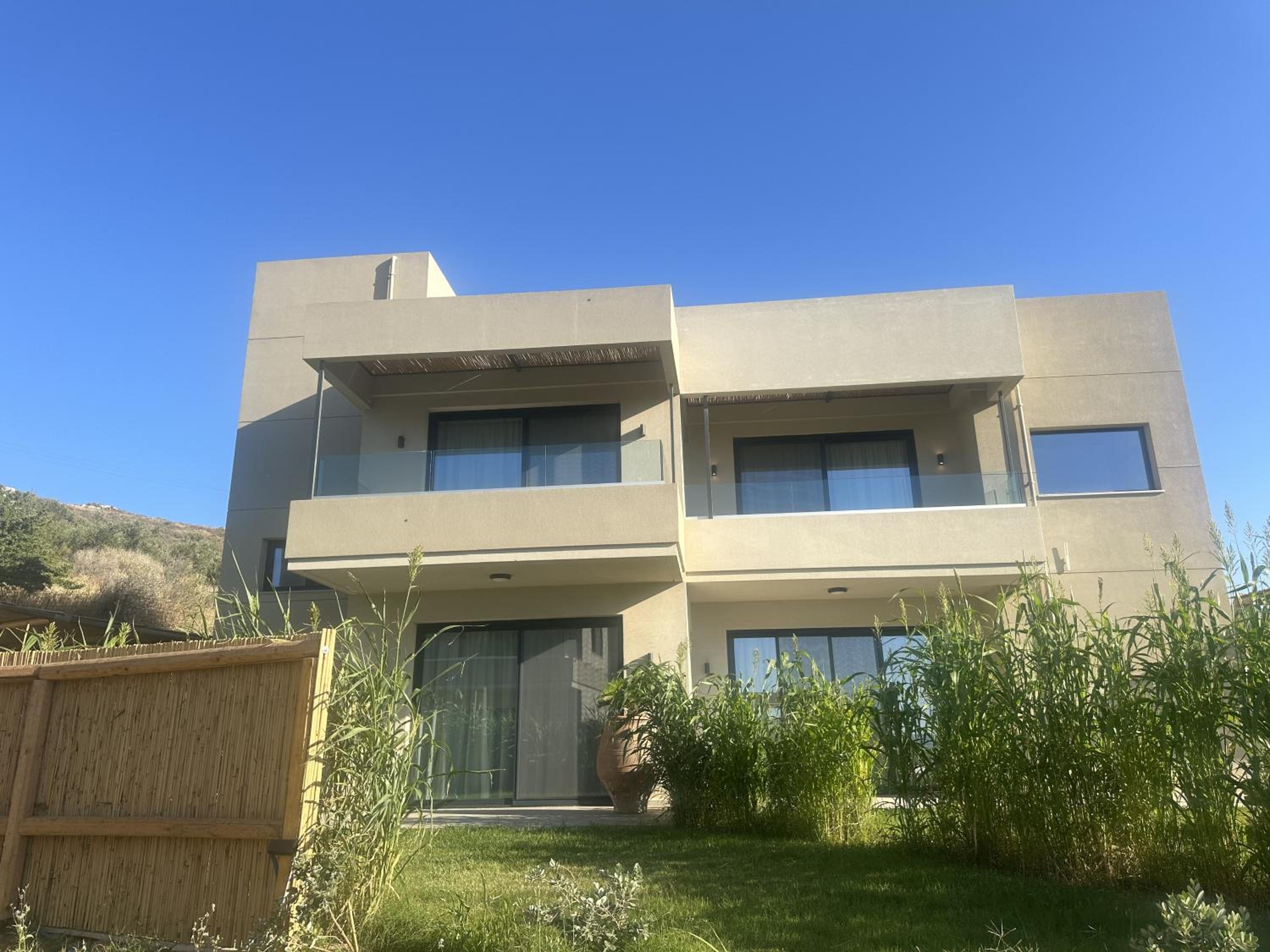 Six-Bedroom House photo 3