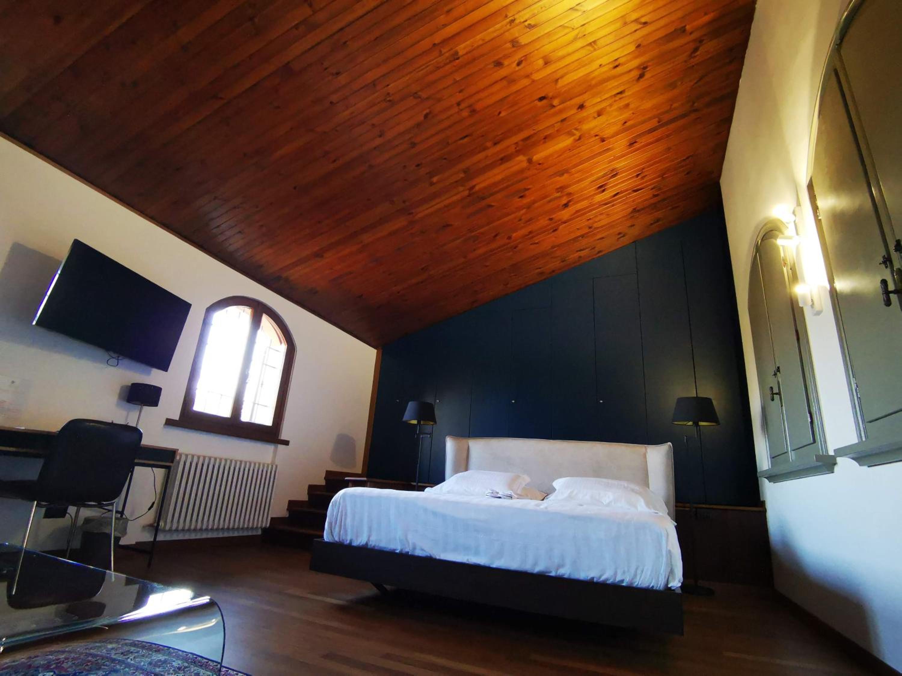 Deluxe Double Room (2 Adults + 1 Child) photo 3
