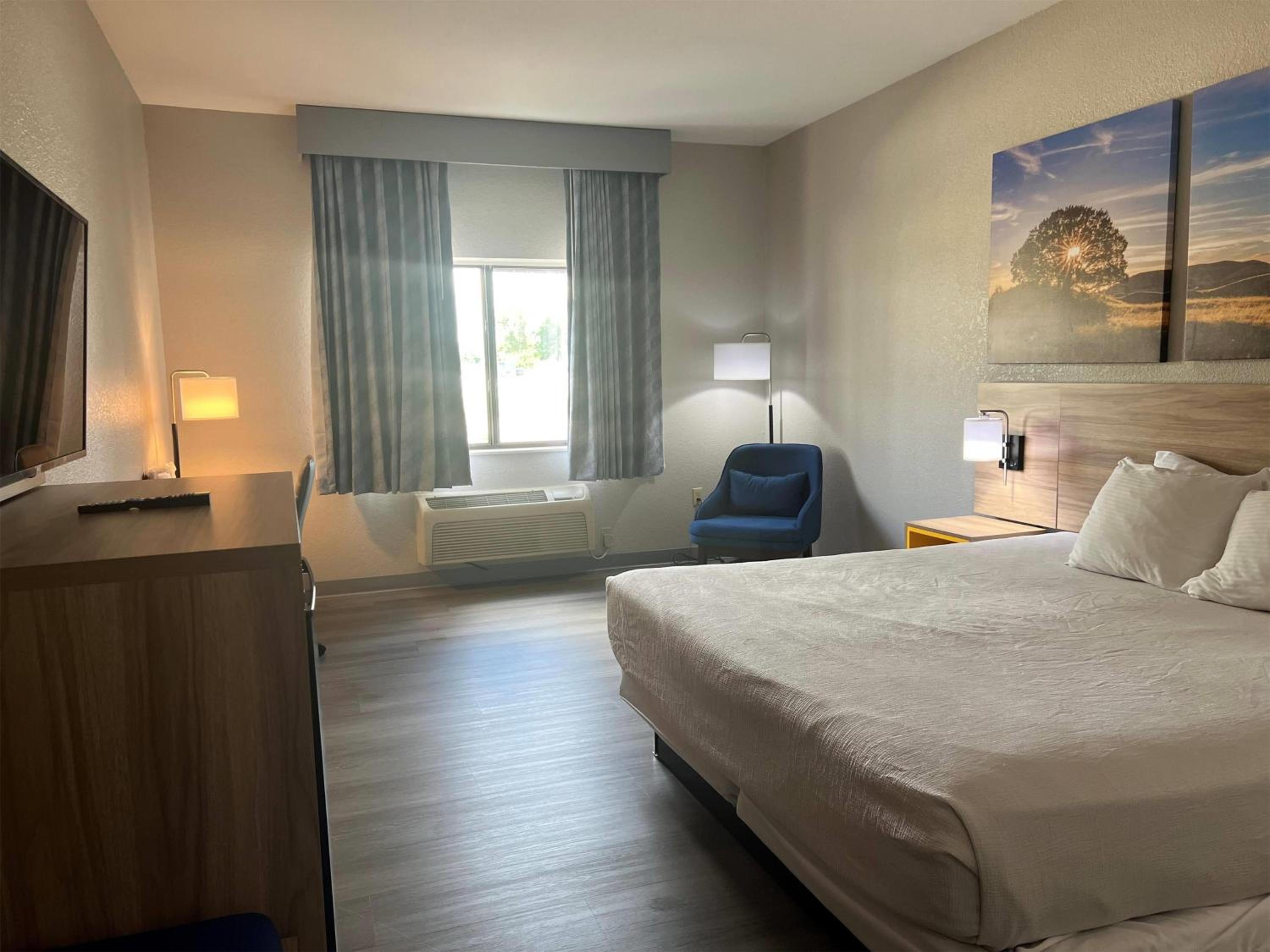 King Room with Bathtub w/Grab Bars - Mobility Accessible/Non-Smoking