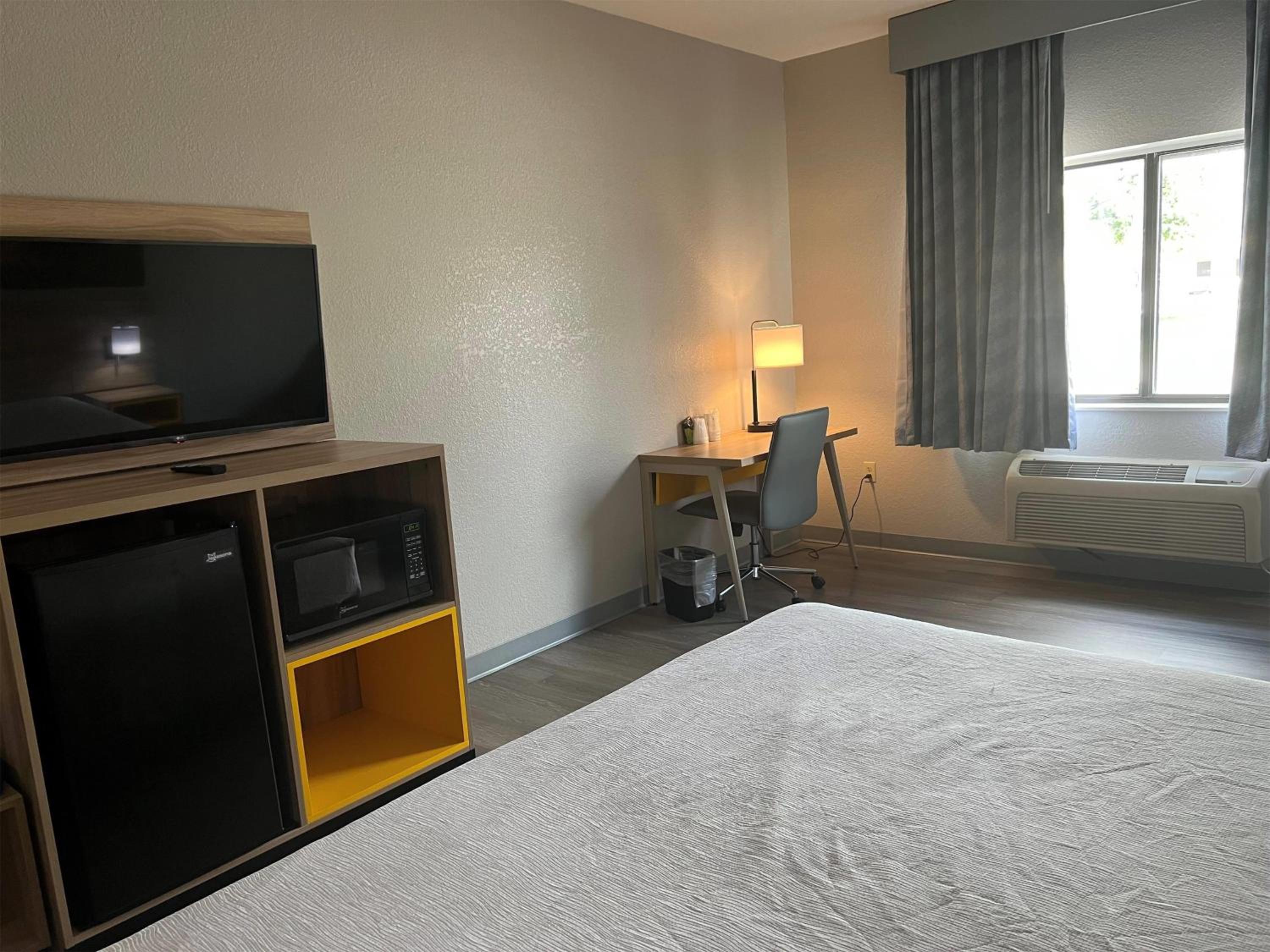 King Room with Bathtub w/Grab Bars - Mobility Accessible/Non-Smoking photo 2