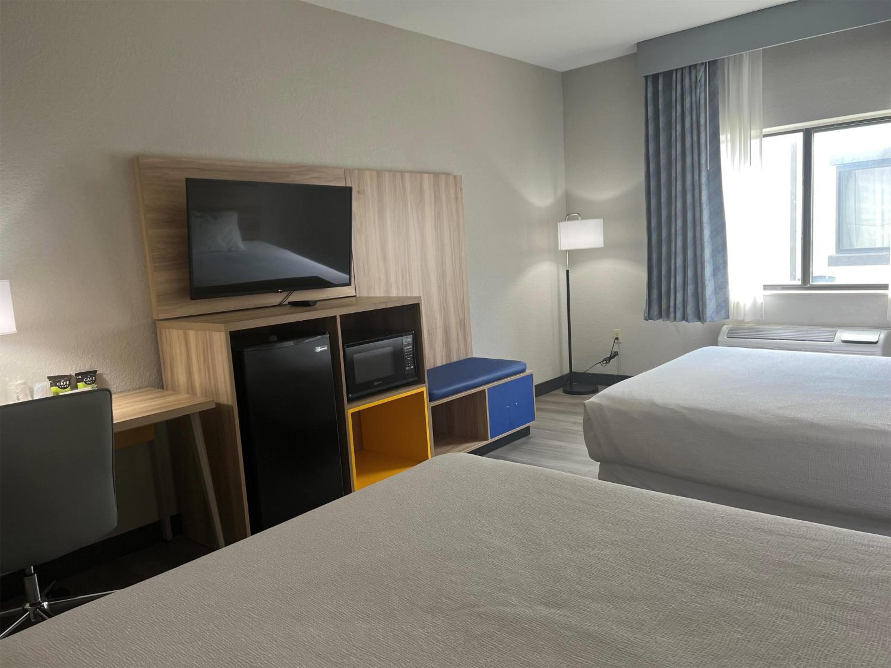 Queen Room with Two Queen Beds - Non-Smoking photo 2