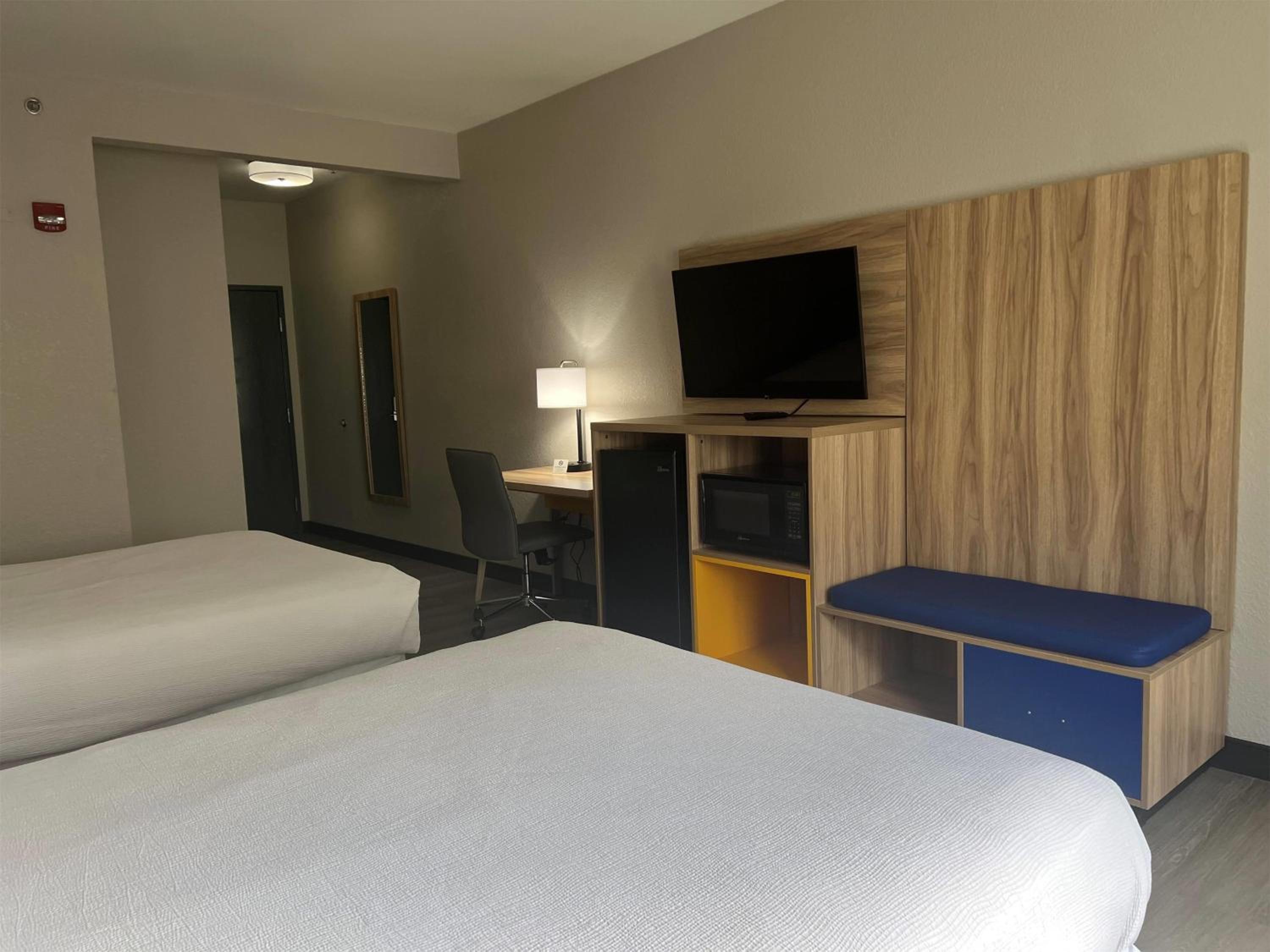 Queen Room with Two Queen Beds - Non-Smoking photo 3