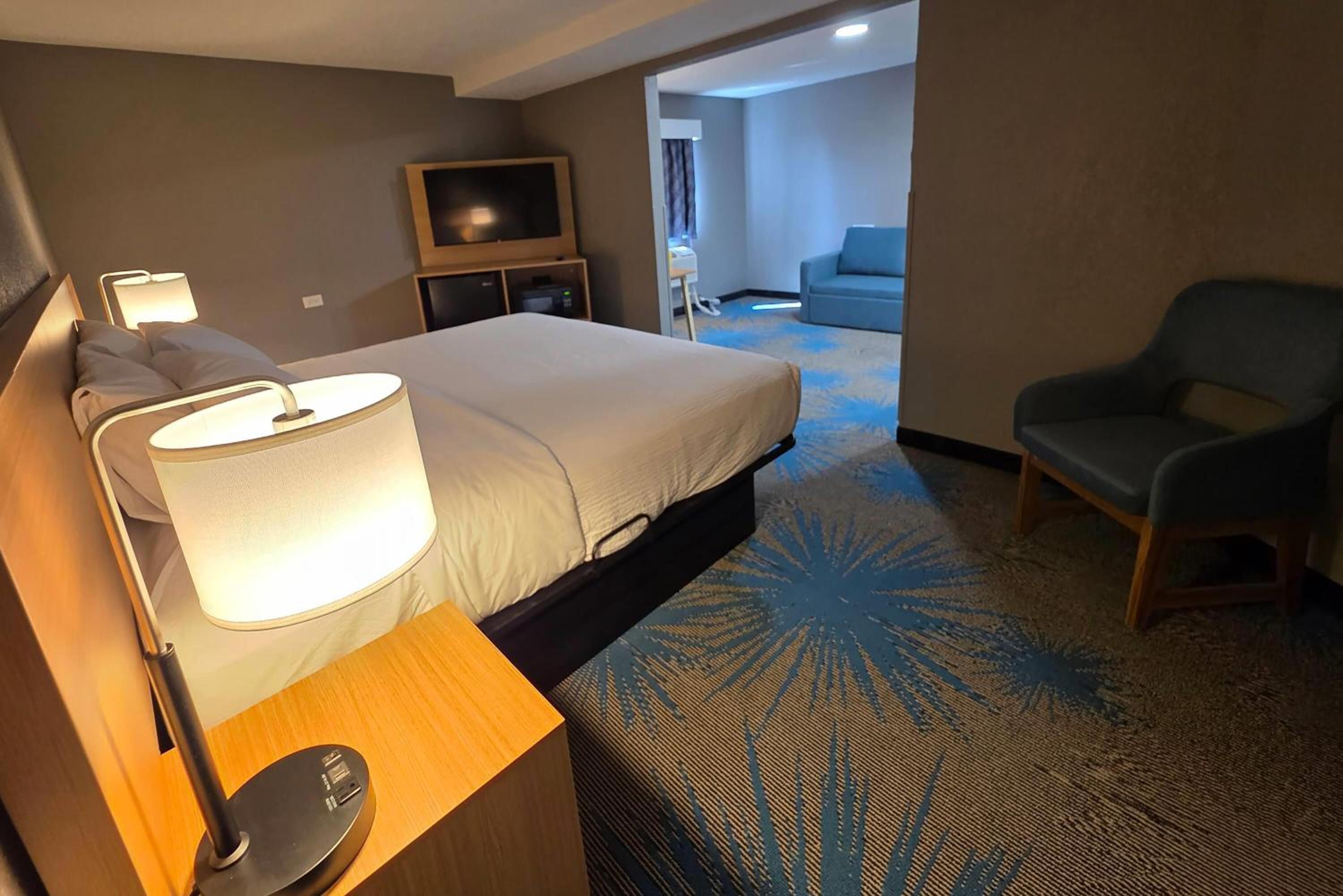 King Suite - Non-Smoking photo 3
