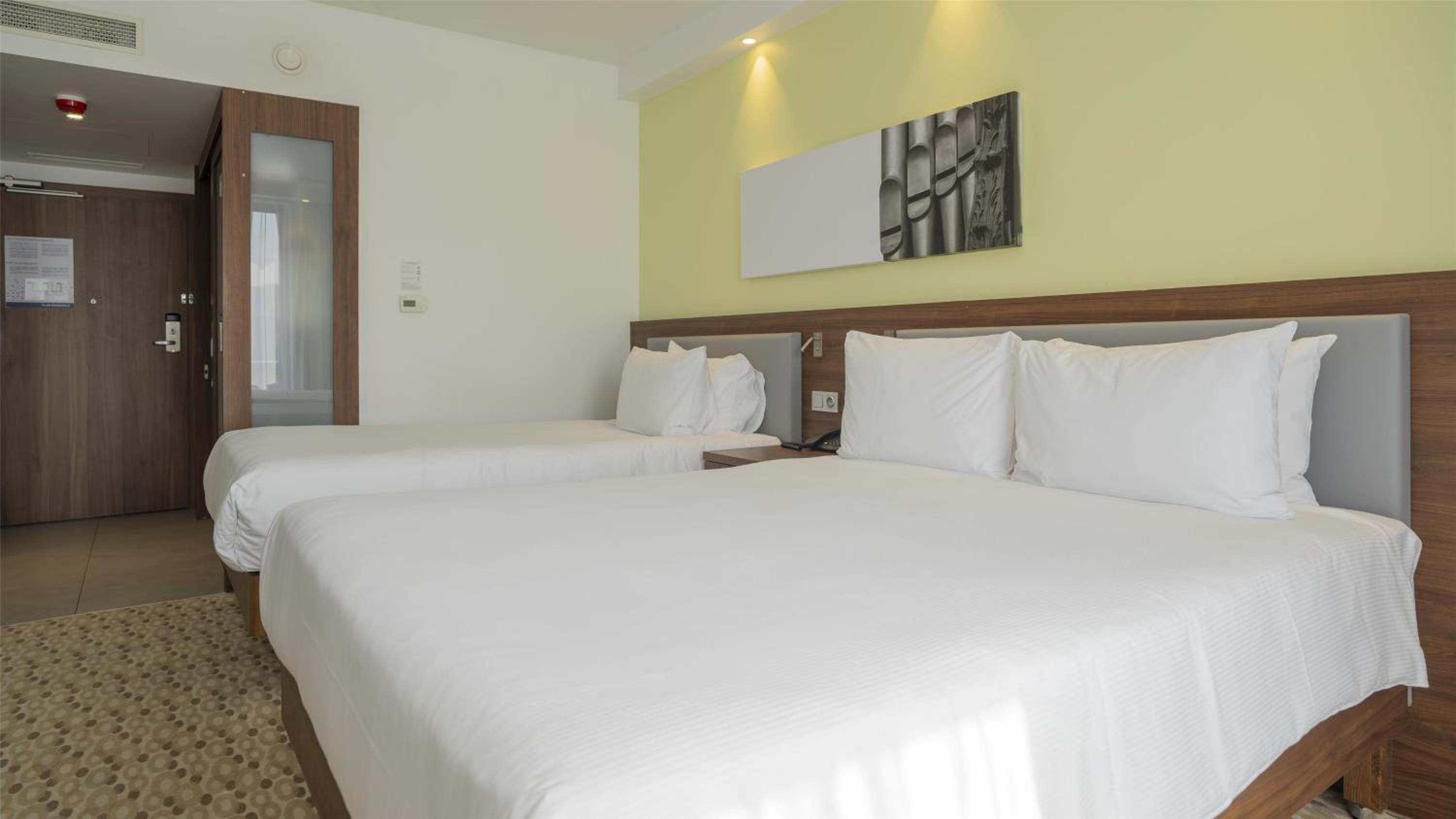 Queen Room with One Queen Bed and One Twin Bed photo 3