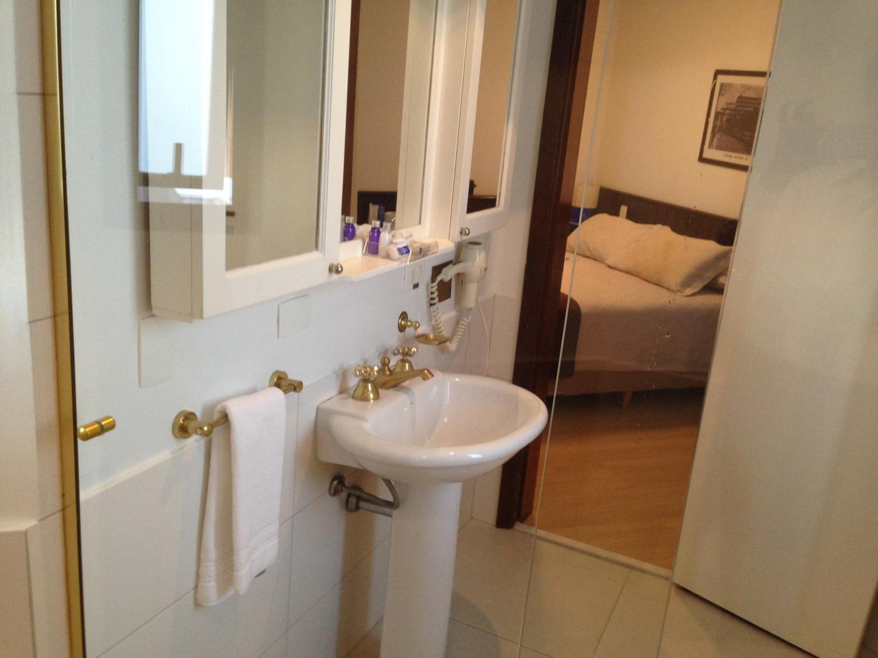 Standard Double Room - Photo 7