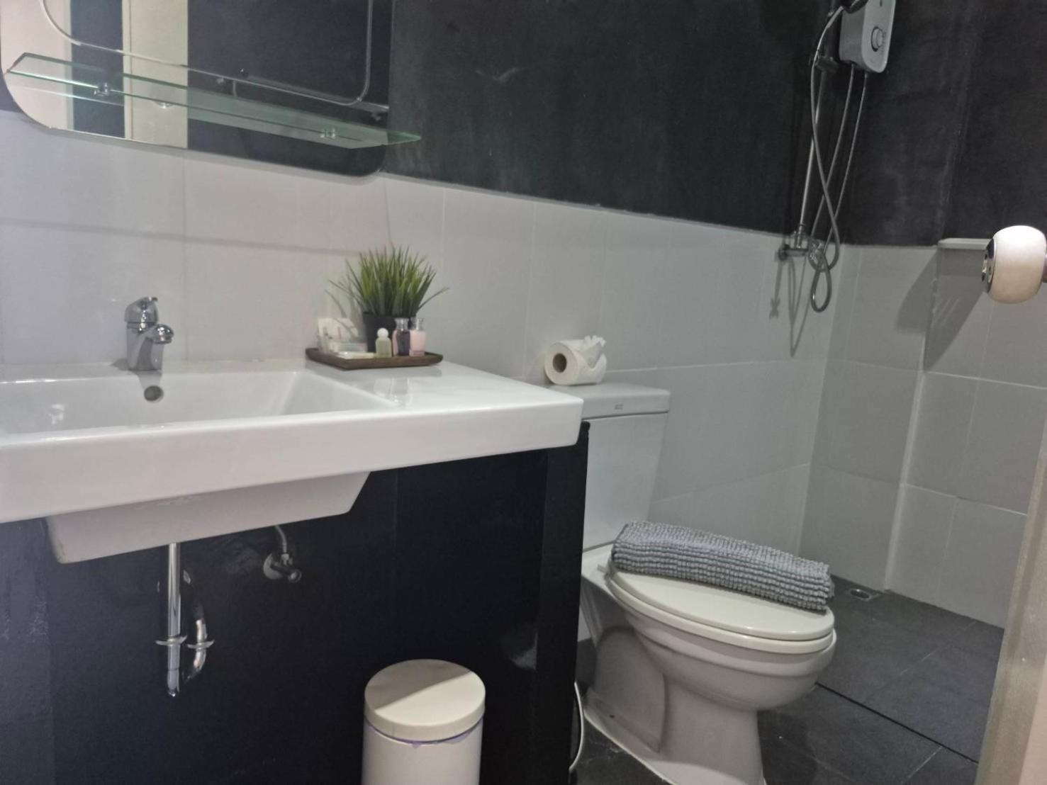 Studio Suite with Kitchenette - Photo 11