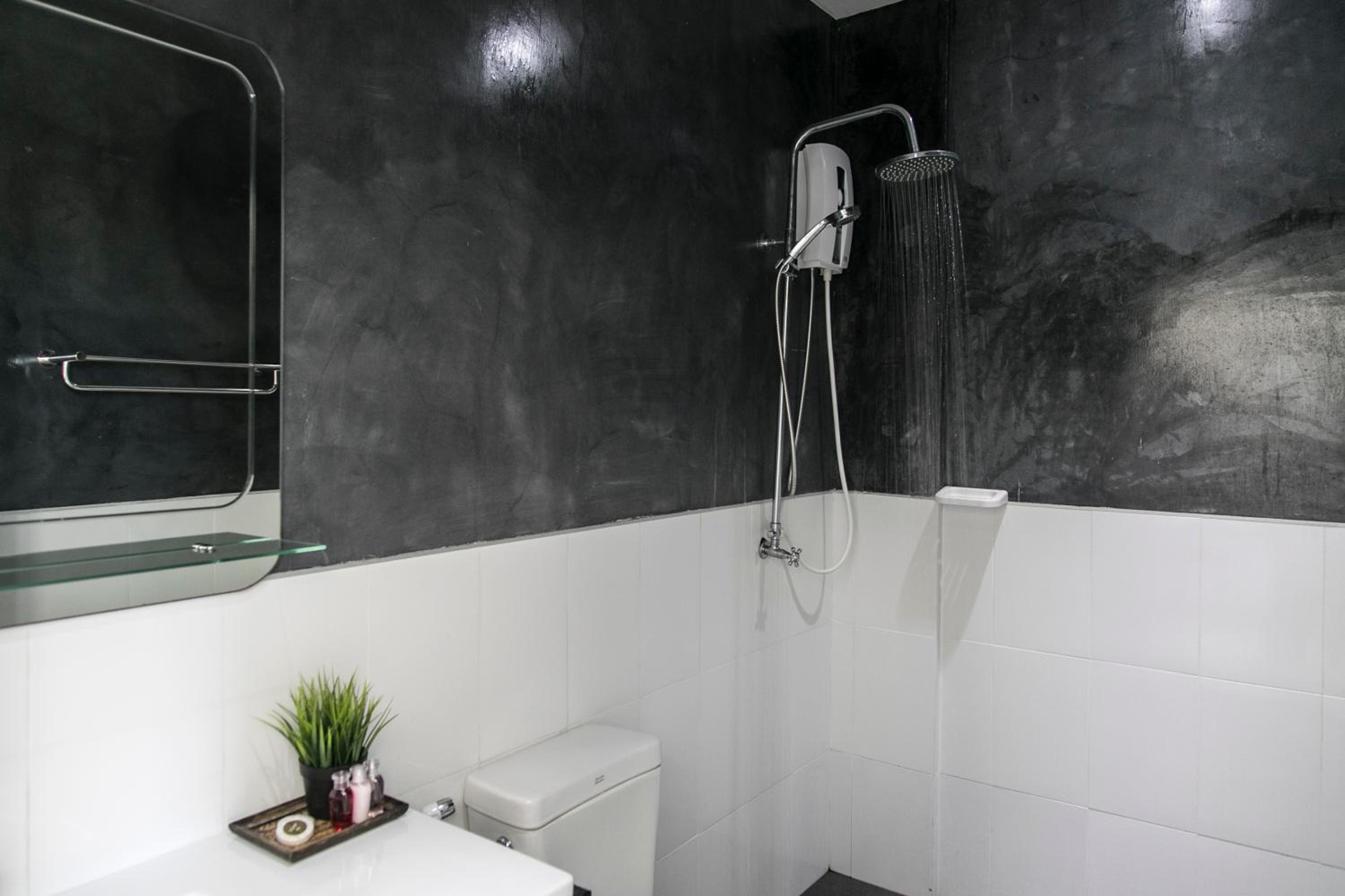 Studio Suite with Kitchenette - Photo 17