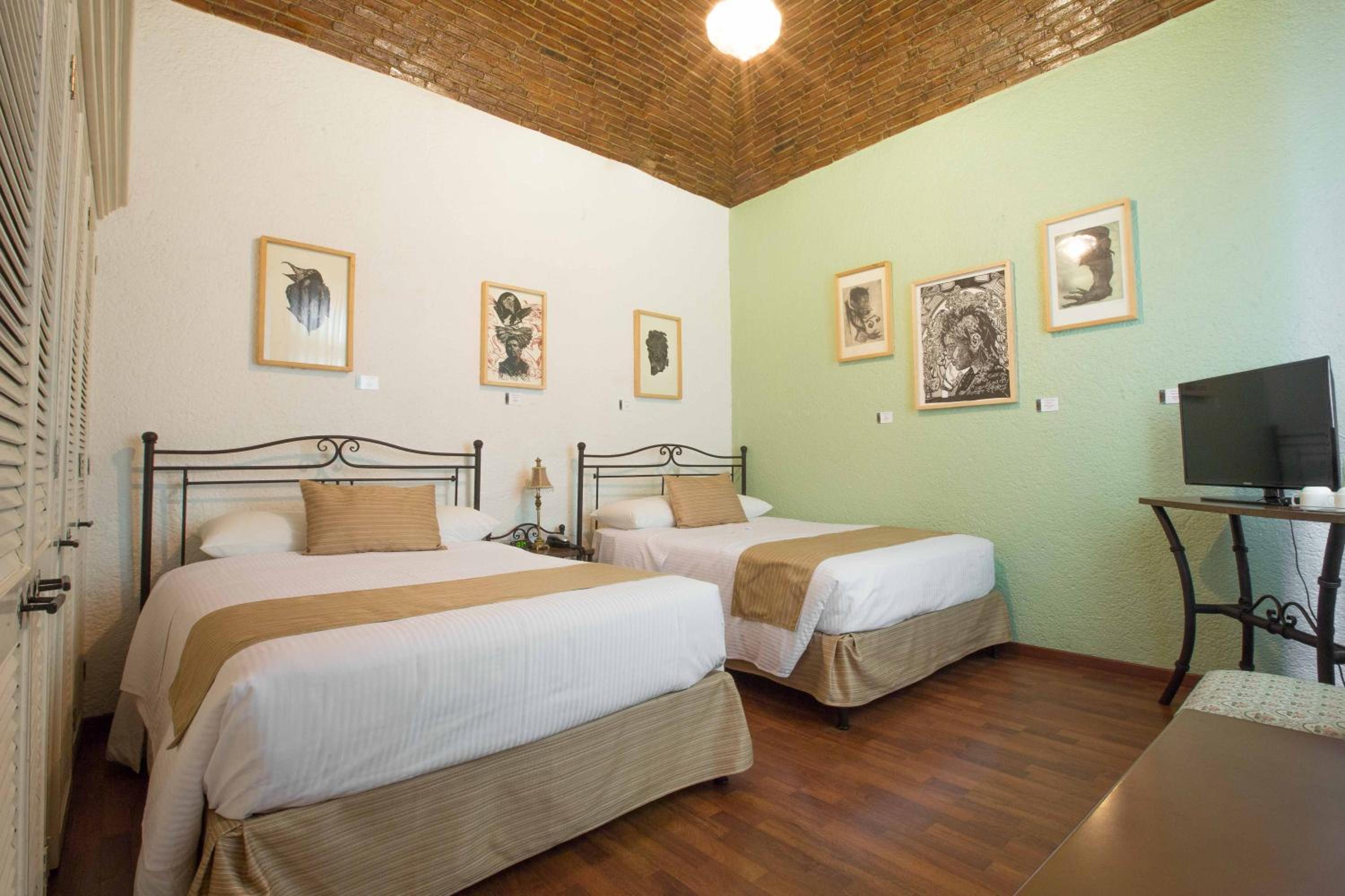 Double Room with Two Double Beds - Photo 2