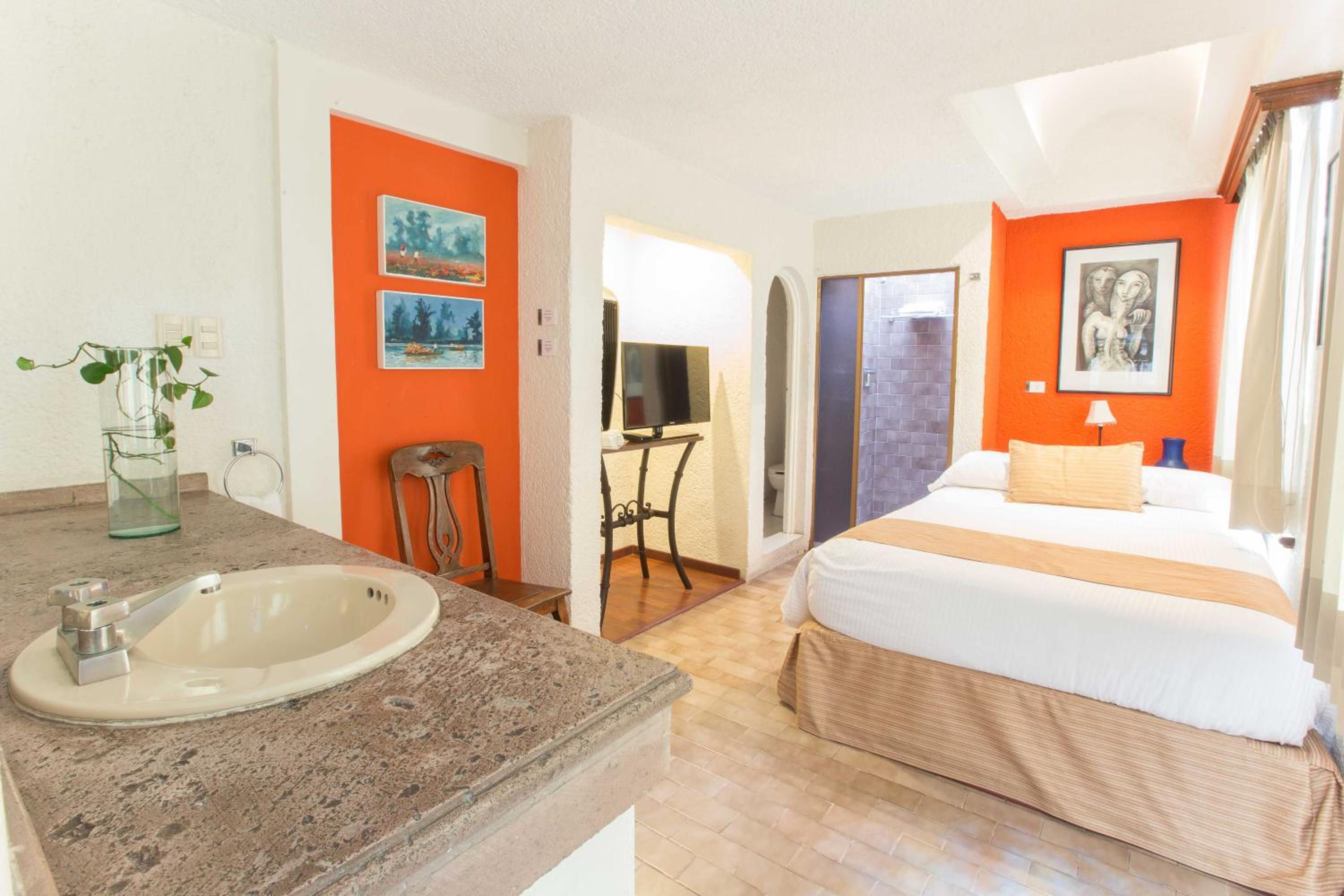 Standard Queen Room - Photo 6