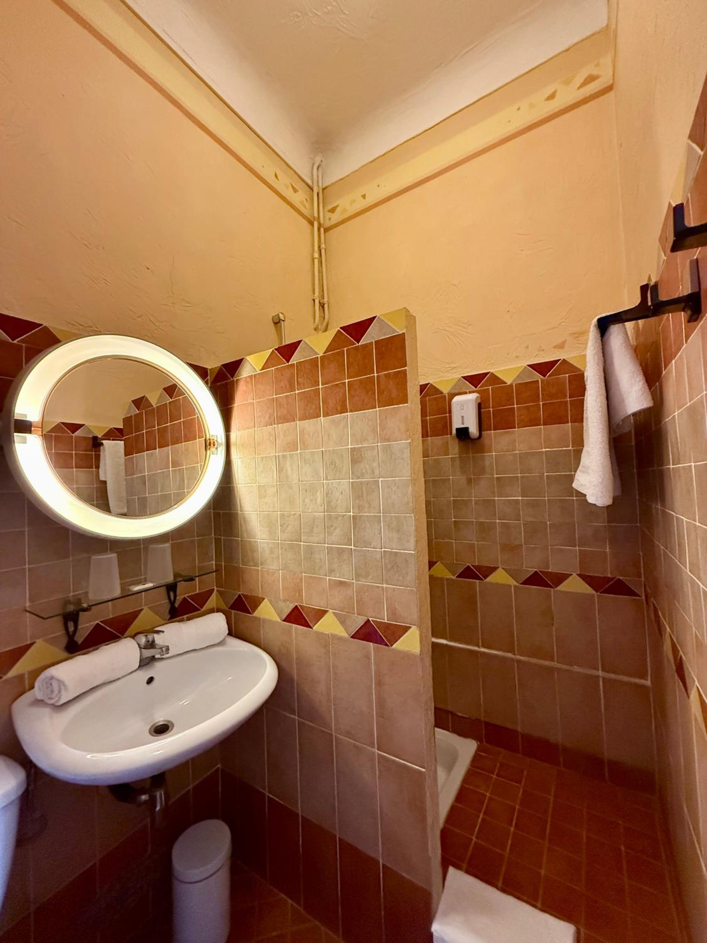 Budget Double Room - Photo 2