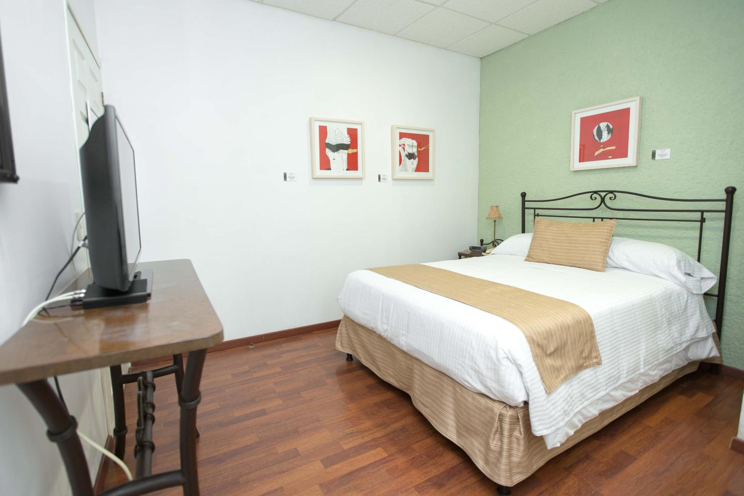 Standard Queen Room - Photo 8