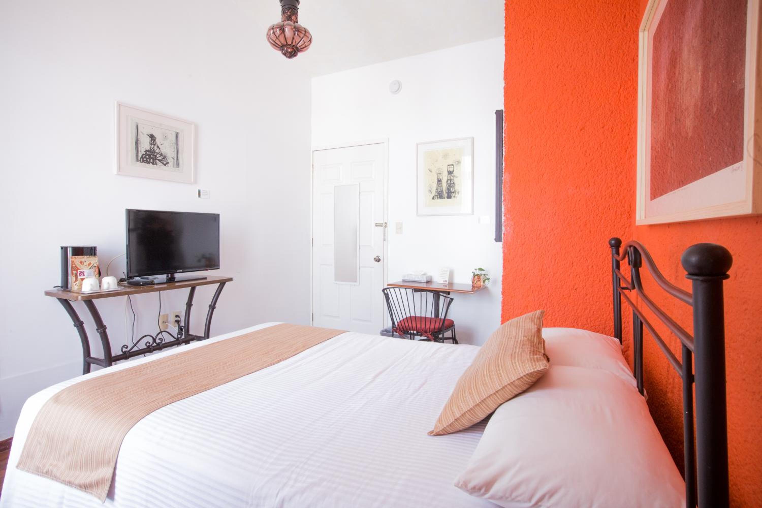 Standard Queen Room - Photo 9