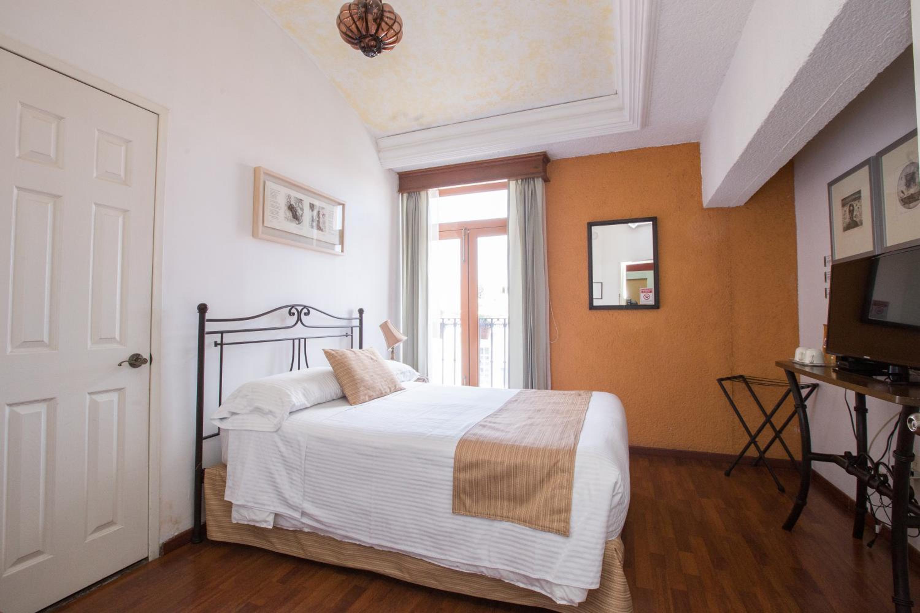 Standard Queen Room - Photo 10