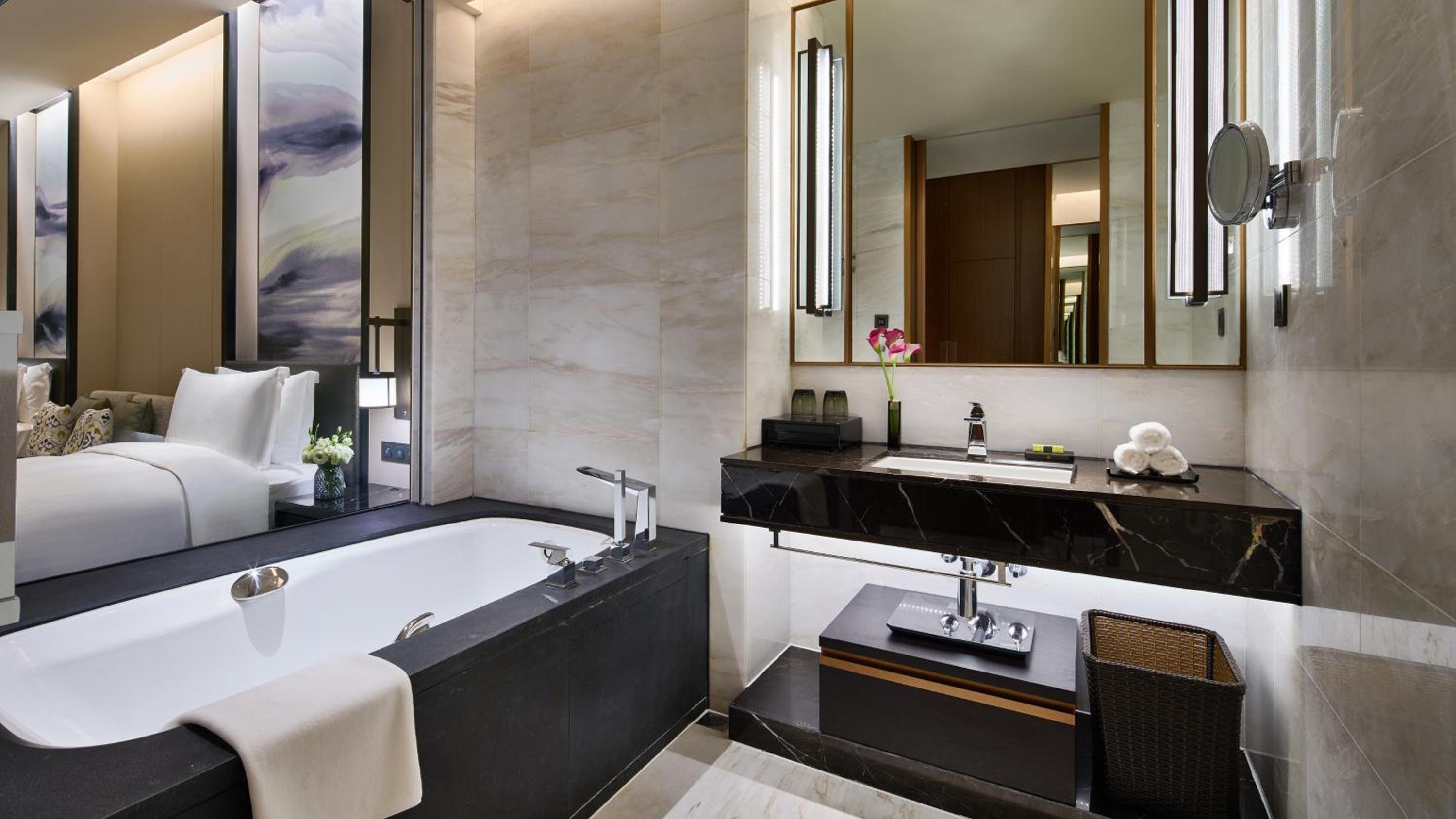 Classic Twin Room with Club Lounge Access/Smoking photo 2