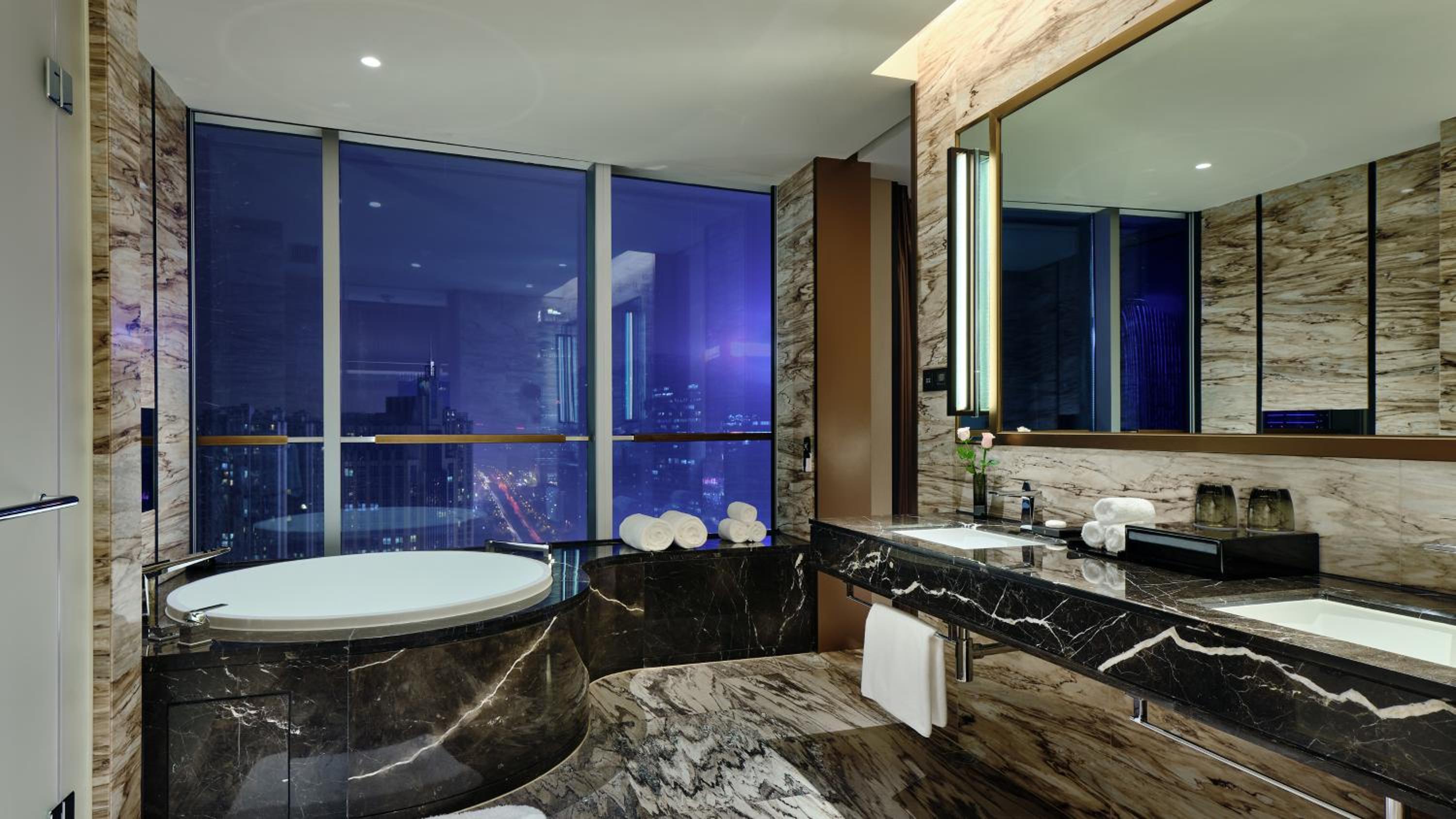One-Bedroom King Suite with Lounge Access and Lake View photo 2