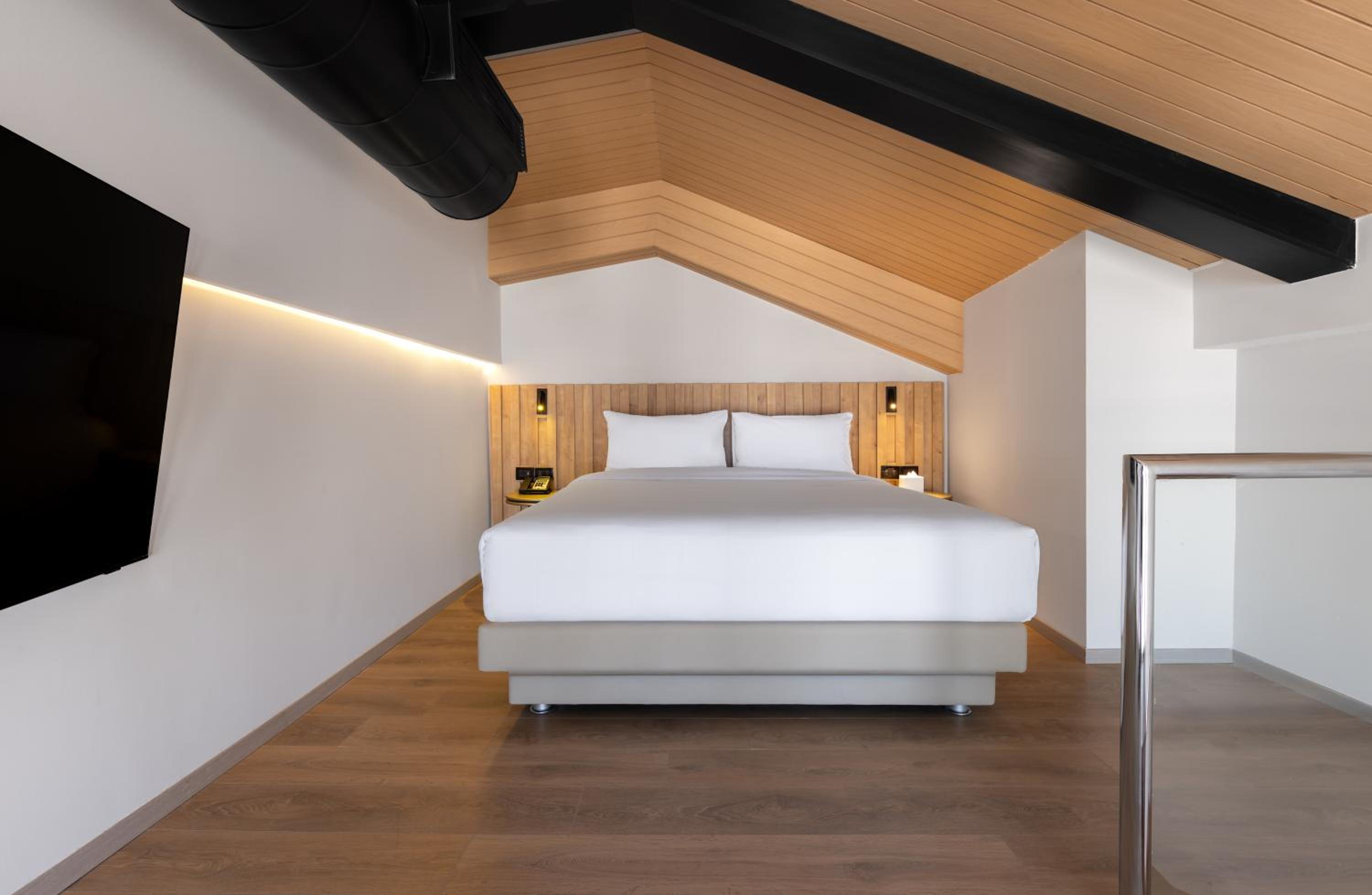 One-Bedroom Premium Swim-Up Loft Suite