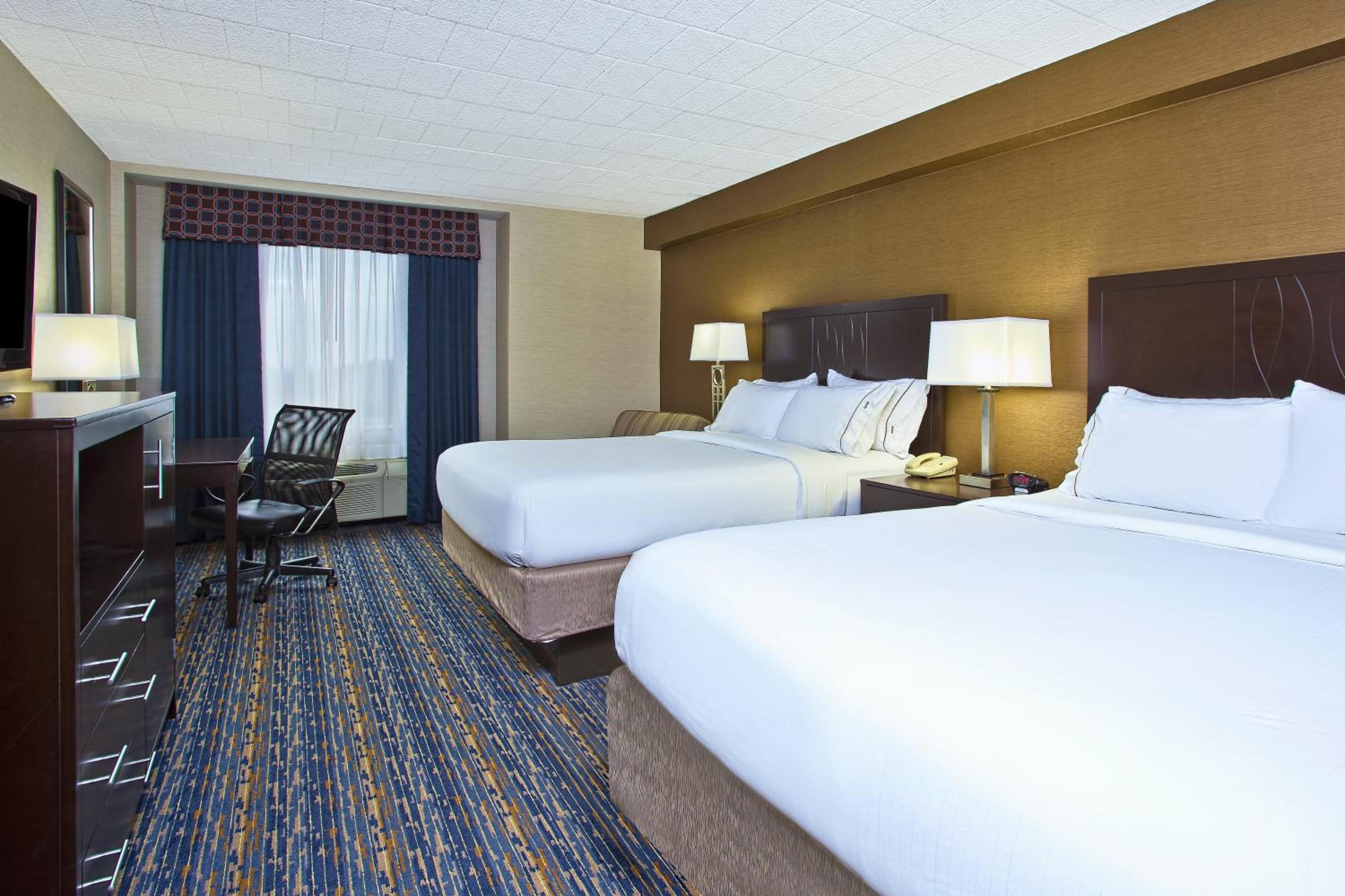 Standard Room with Two Queen Beds photo 1