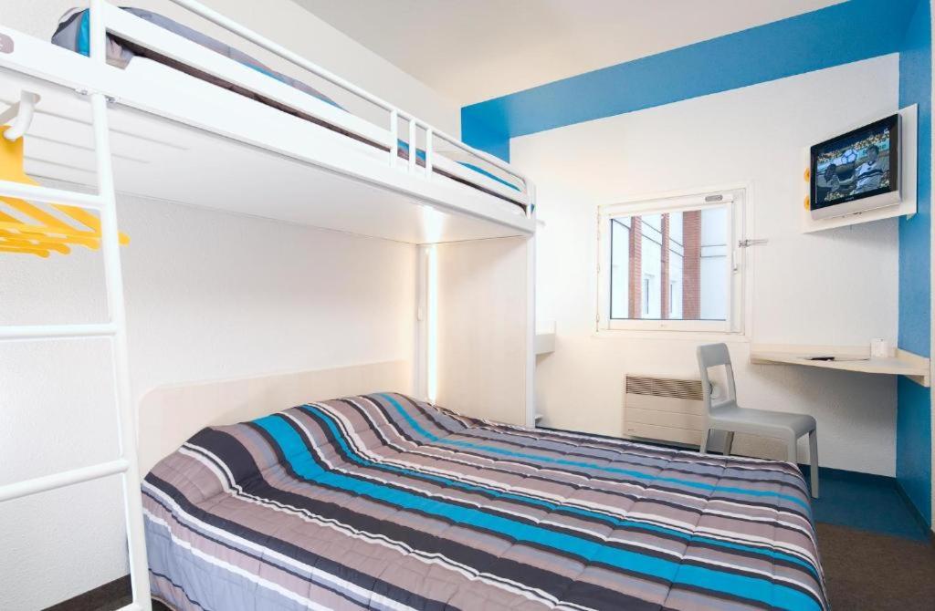 Economy Triple Room photo 3