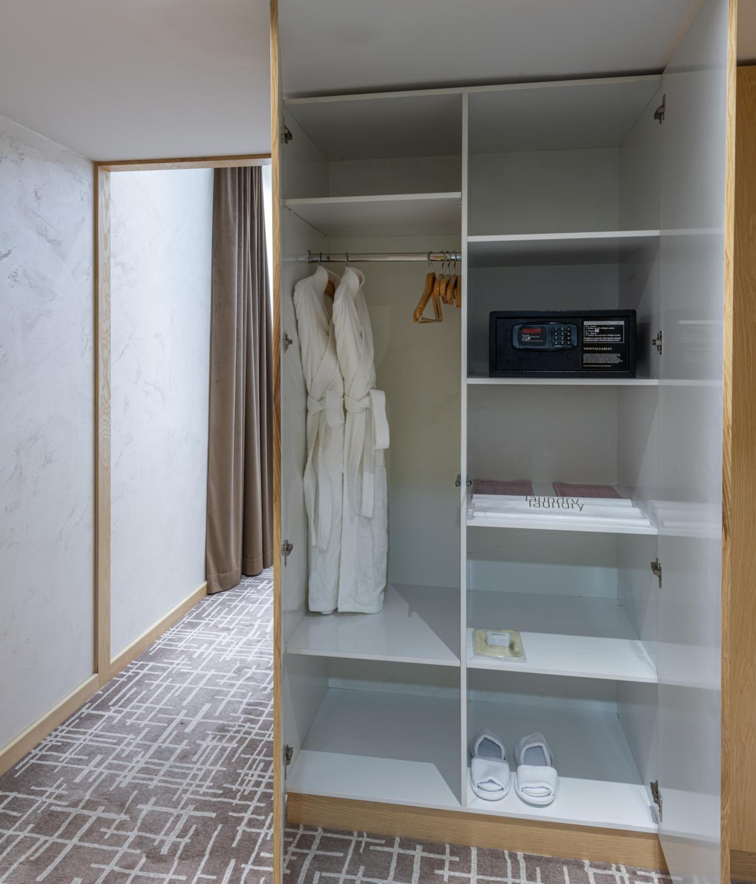 One-Bedroom Apartment with Terrace - Photo 3
