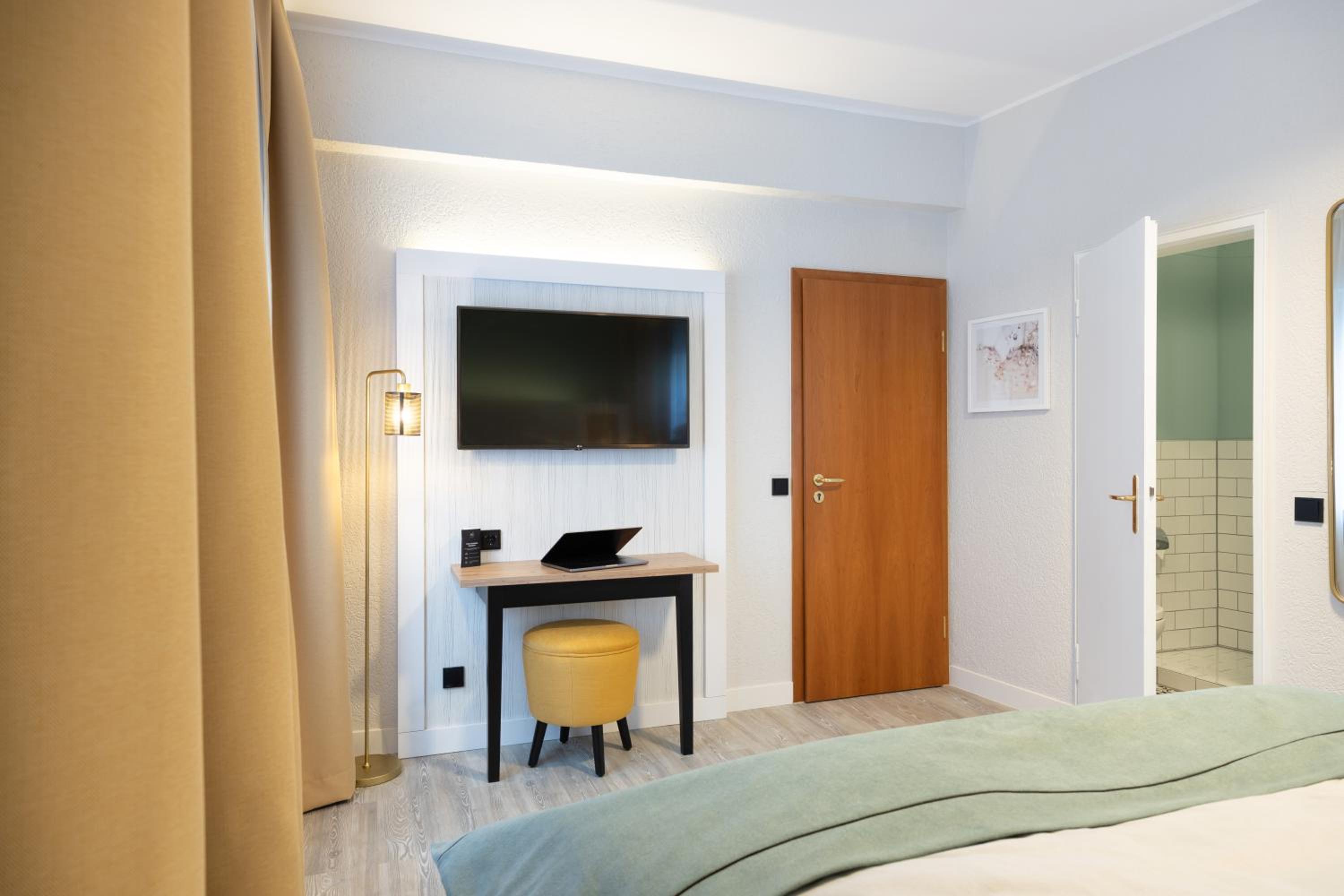 Standard Queen Room - Photo 8
