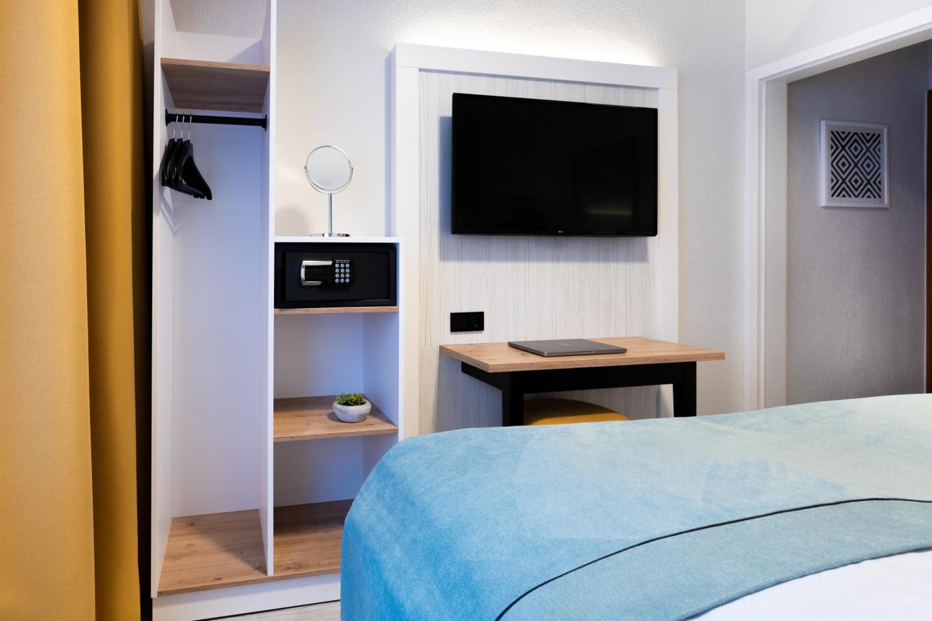 Cozy Queen Room - Photo 7