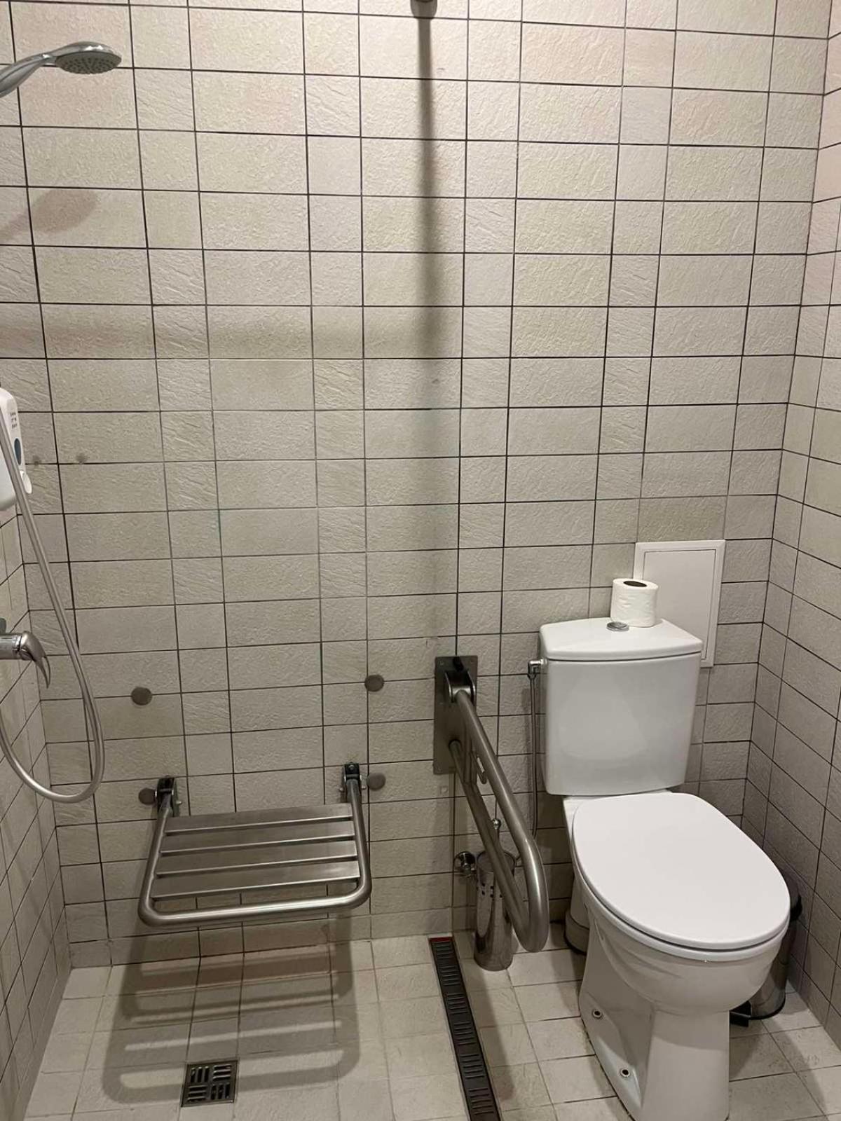 Twin Room - Disability Access photo 2