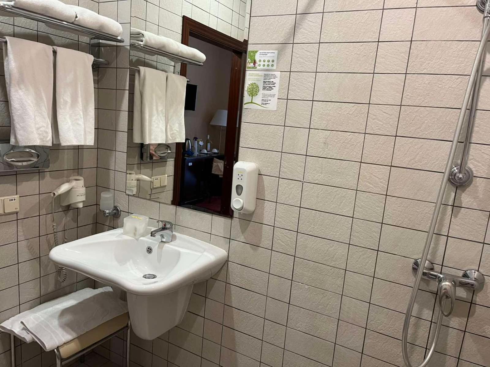 Twin Room - Disability Access photo 3