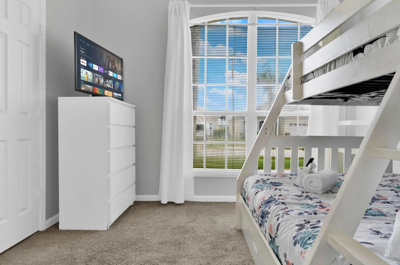 Five-Bedroom House photo 2