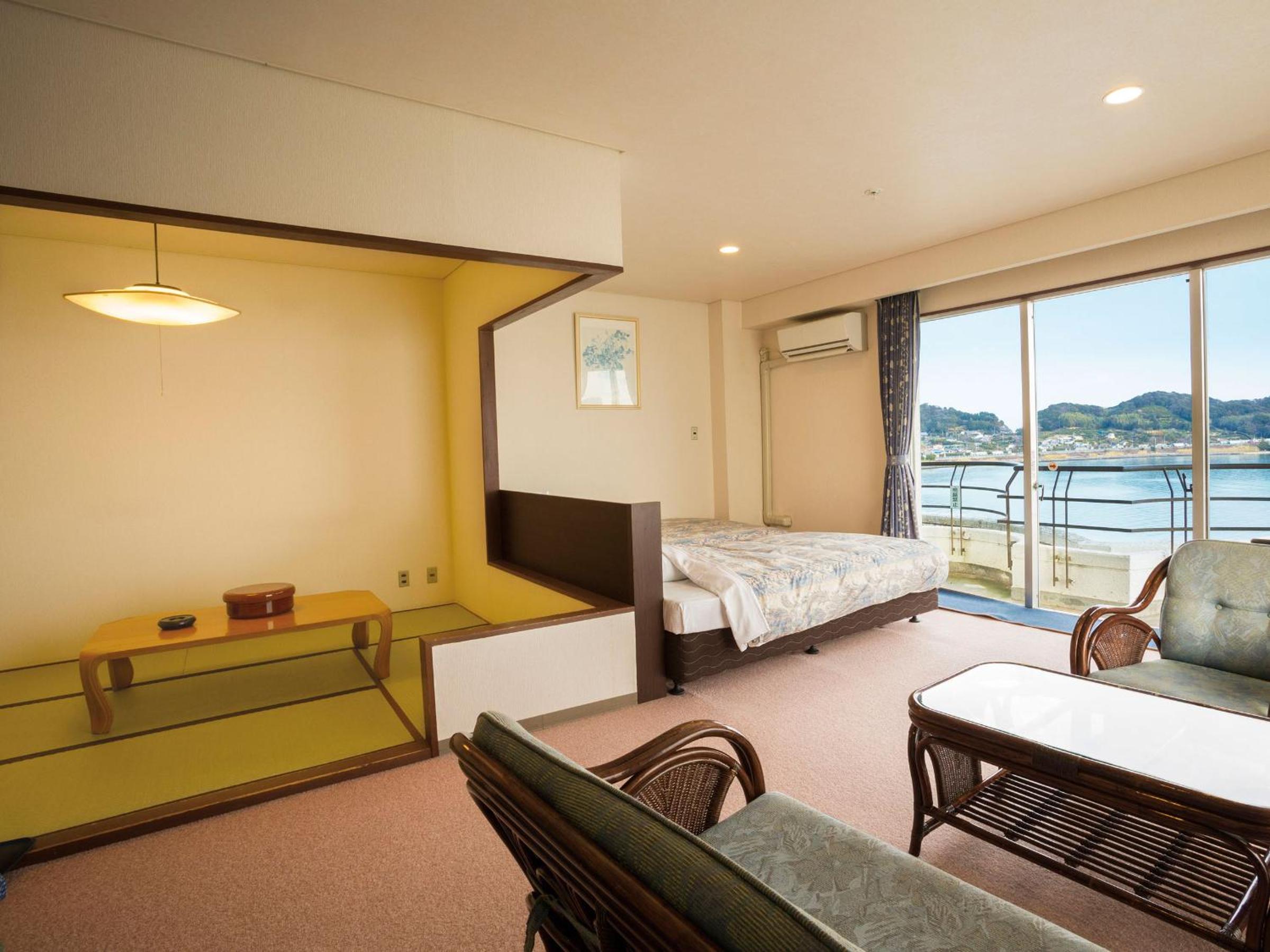 Quadruple Room with Lake View - Photo 2