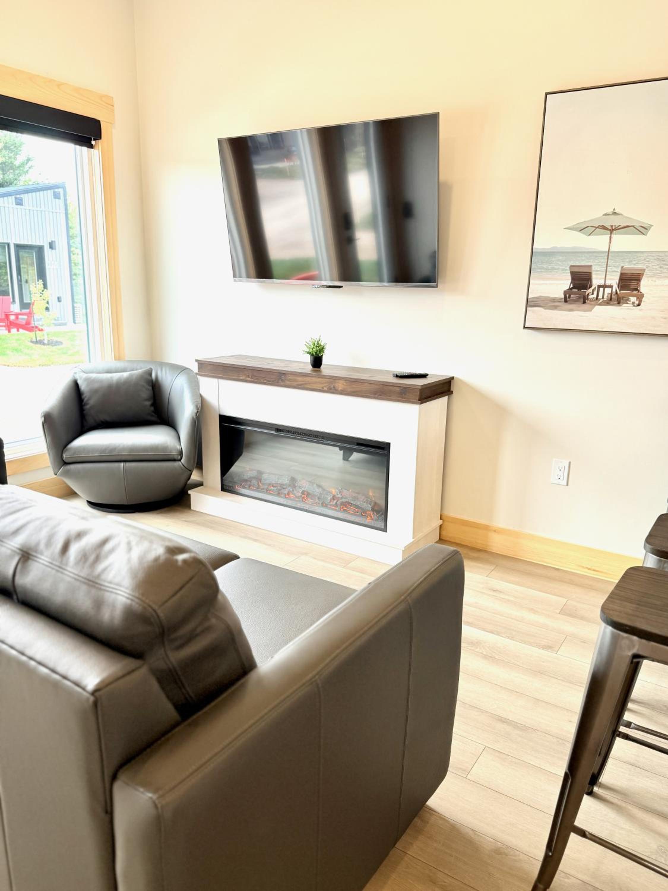 Two-Bedroom Cottage - Photo 6