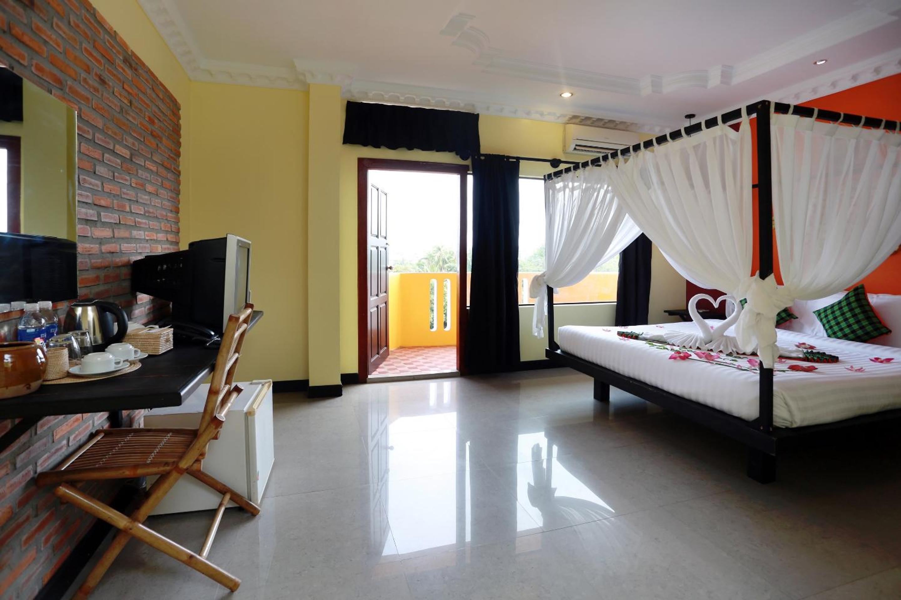 Deluxe Double Room with Balcony and Pool View @ Free Pickup - Photo 9