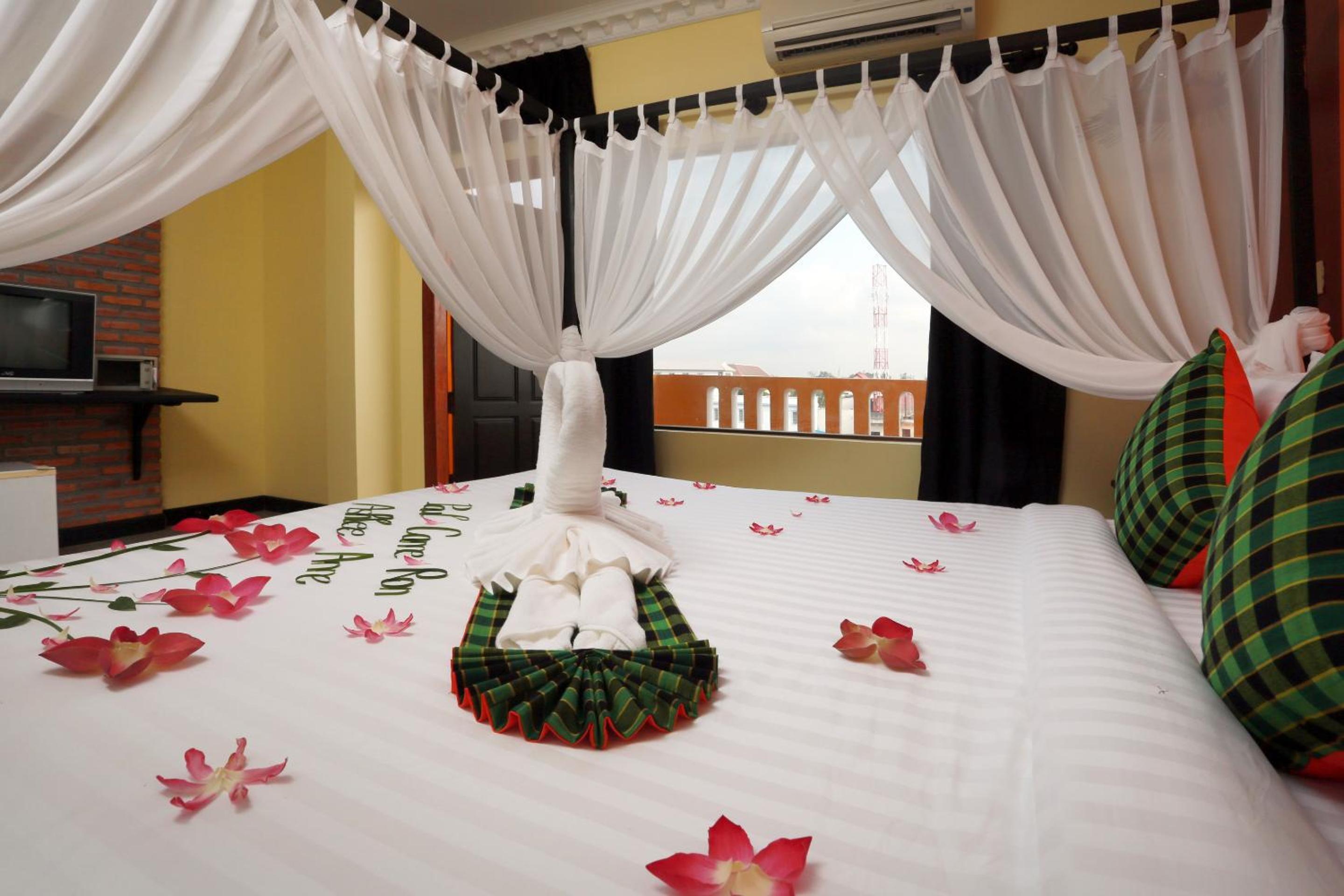 Deluxe Double Room with Balcony and Pool View @ Free Pickup - Photo 8