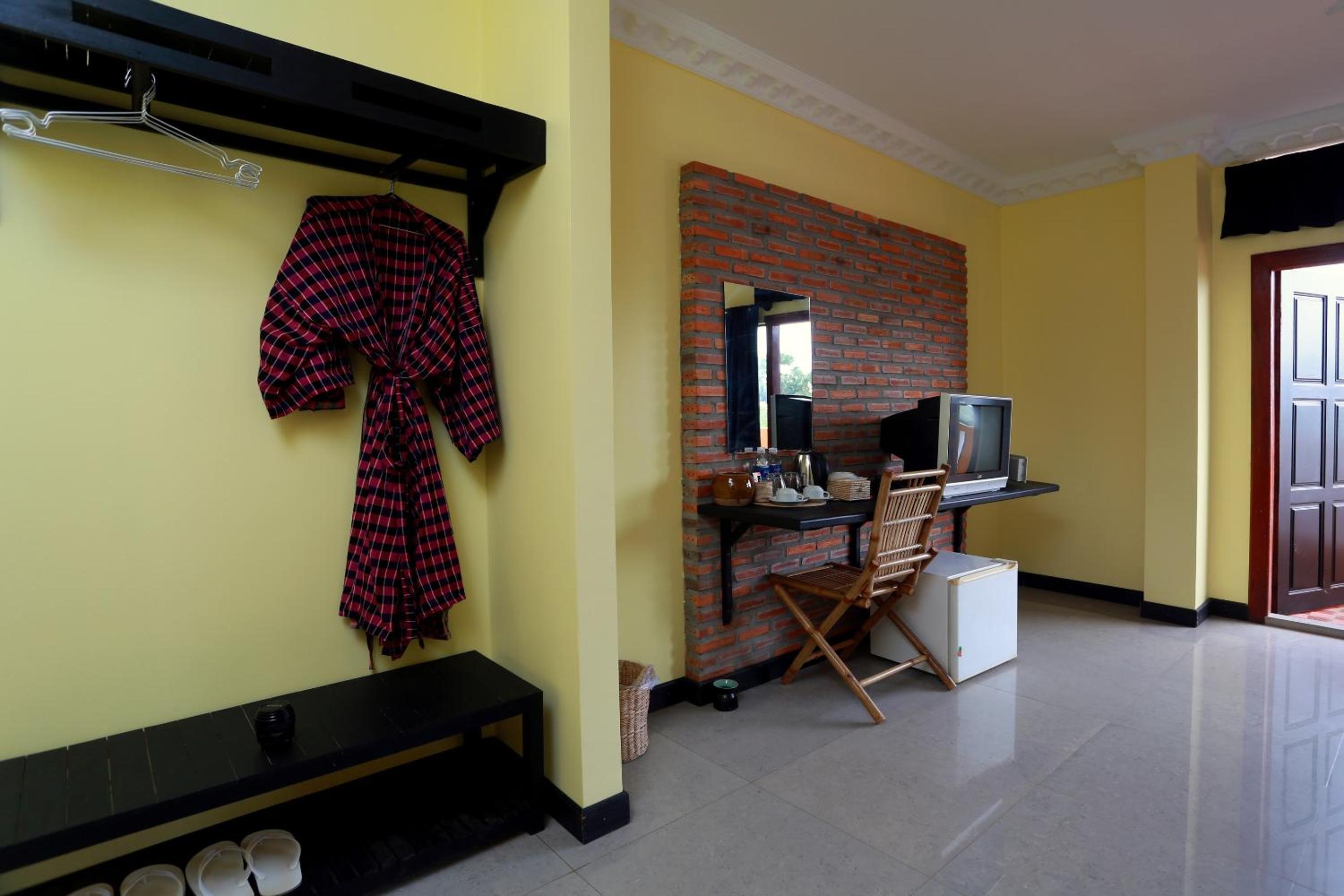 Deluxe Double Room with Balcony and Pool View @ Free Pickup - Photo 1