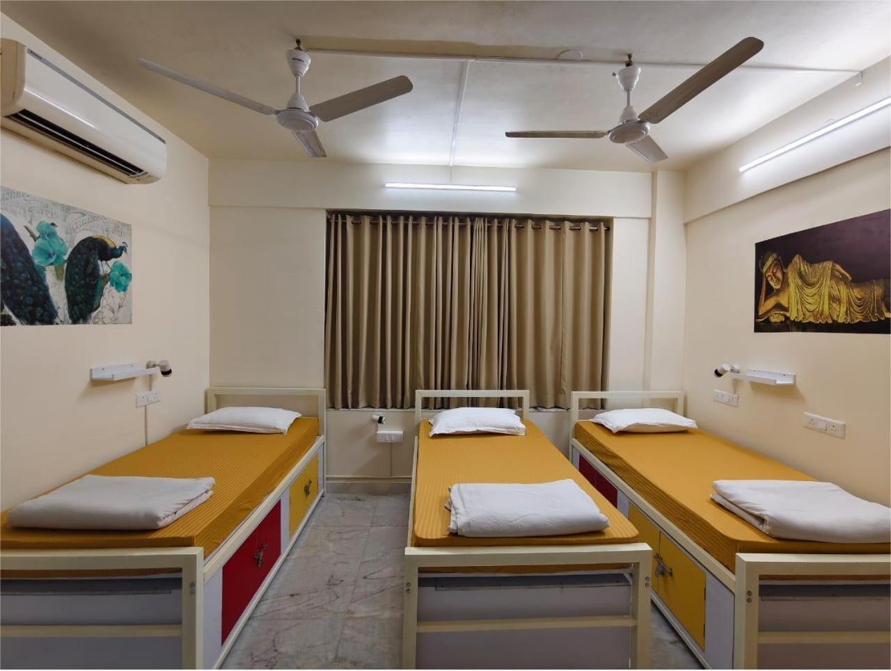 Bed in 4-Bed Male Dormitory Room photo 3