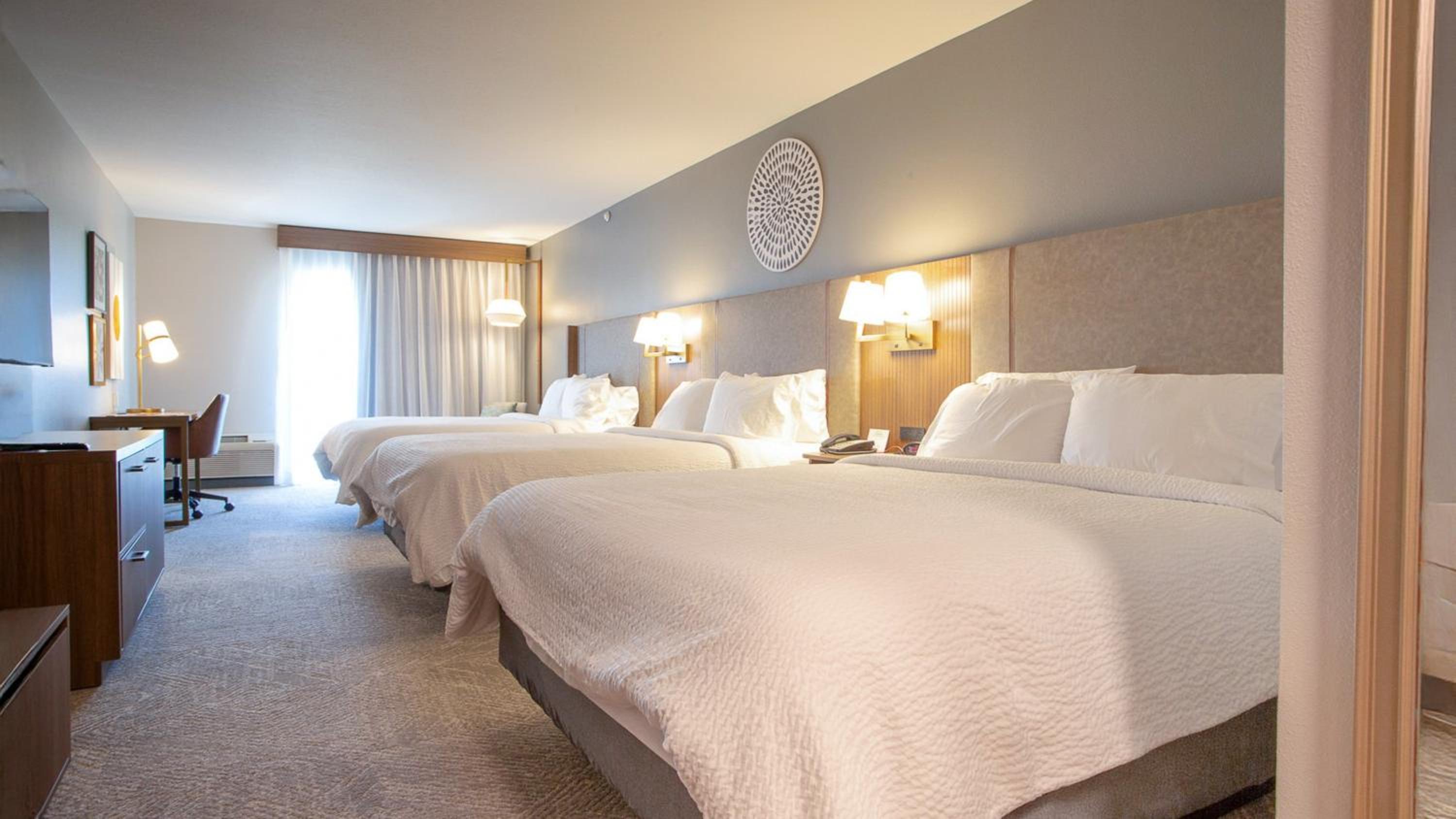 Queen Room with Three Queen Beds - Photo 2