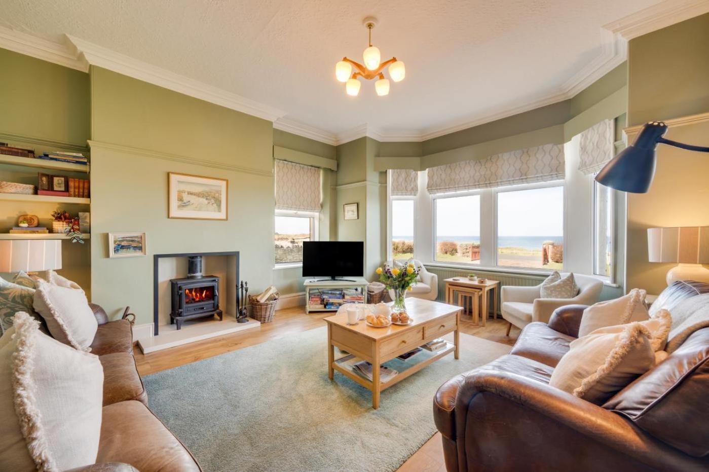 Five-Bedroom House photo 2