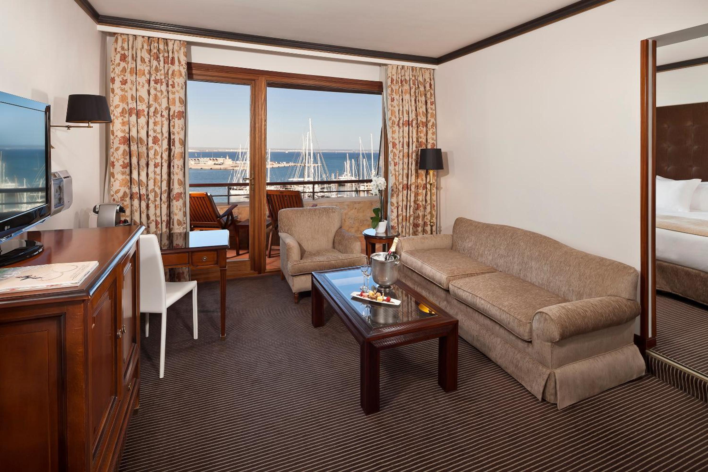 Red Level Junior Suite with Sea and Cathedral View thumbnail 5